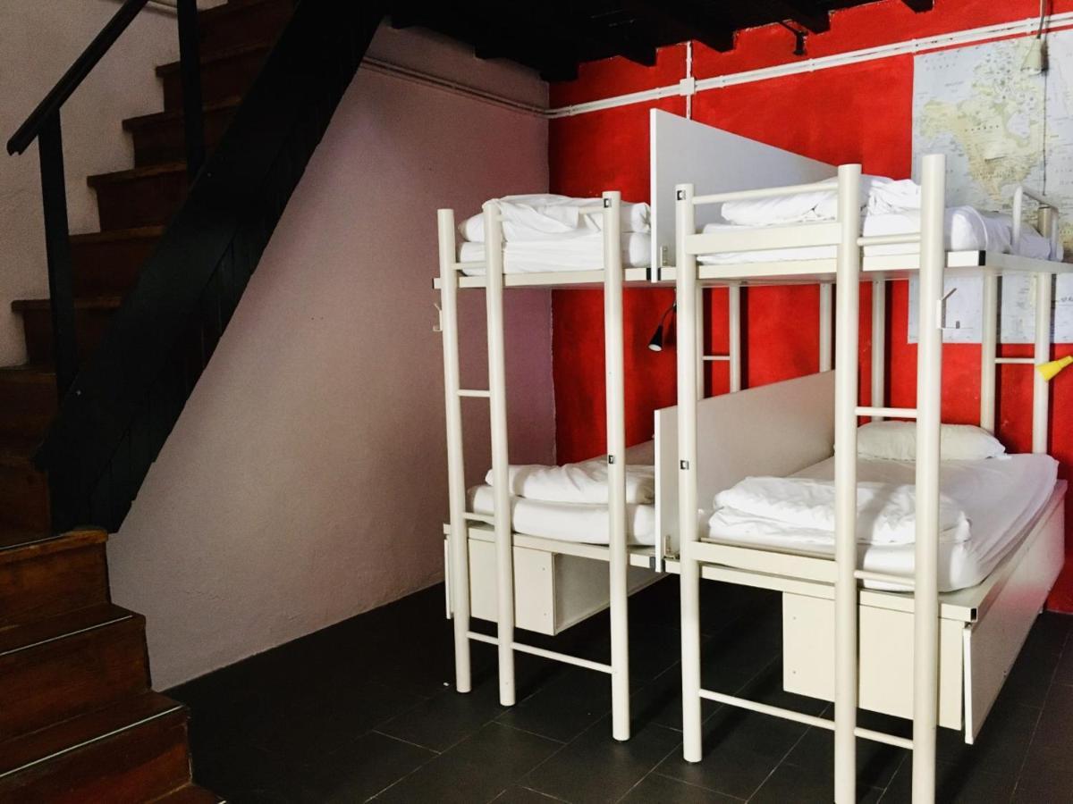Cama num Dormitório Misto com 14 Camas e Casa de Banho Privativa