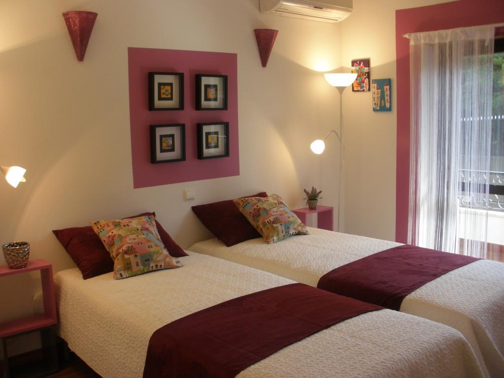 Quarto com 2 Camas de Solteiro e Cama Extra
