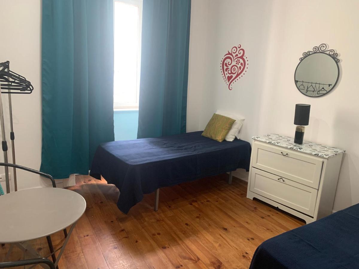 Quarto com Cama de Casal ou 2 de Solteiro e Banheiro Compartilhado