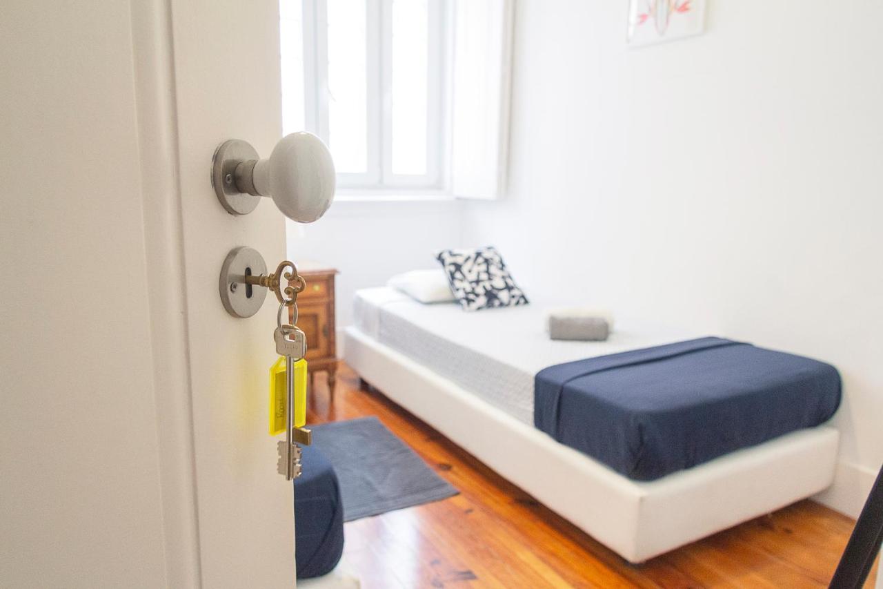 Quarto com 2 Camas de Solteiro e Banheiro Compartilhado