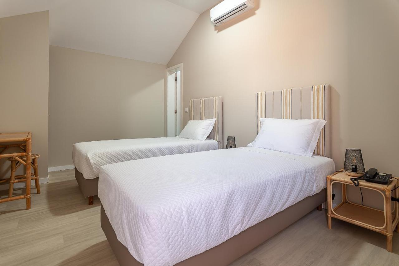 Quarto com 2 Camas de Solteiro e Chuveiro