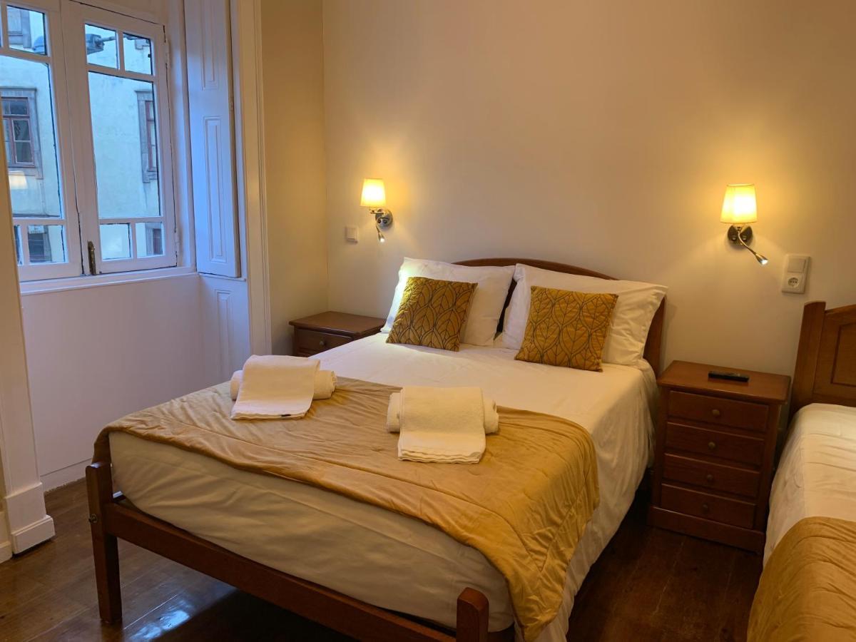 Deze driepersoonskamer heeft een gedeelde badkamer.