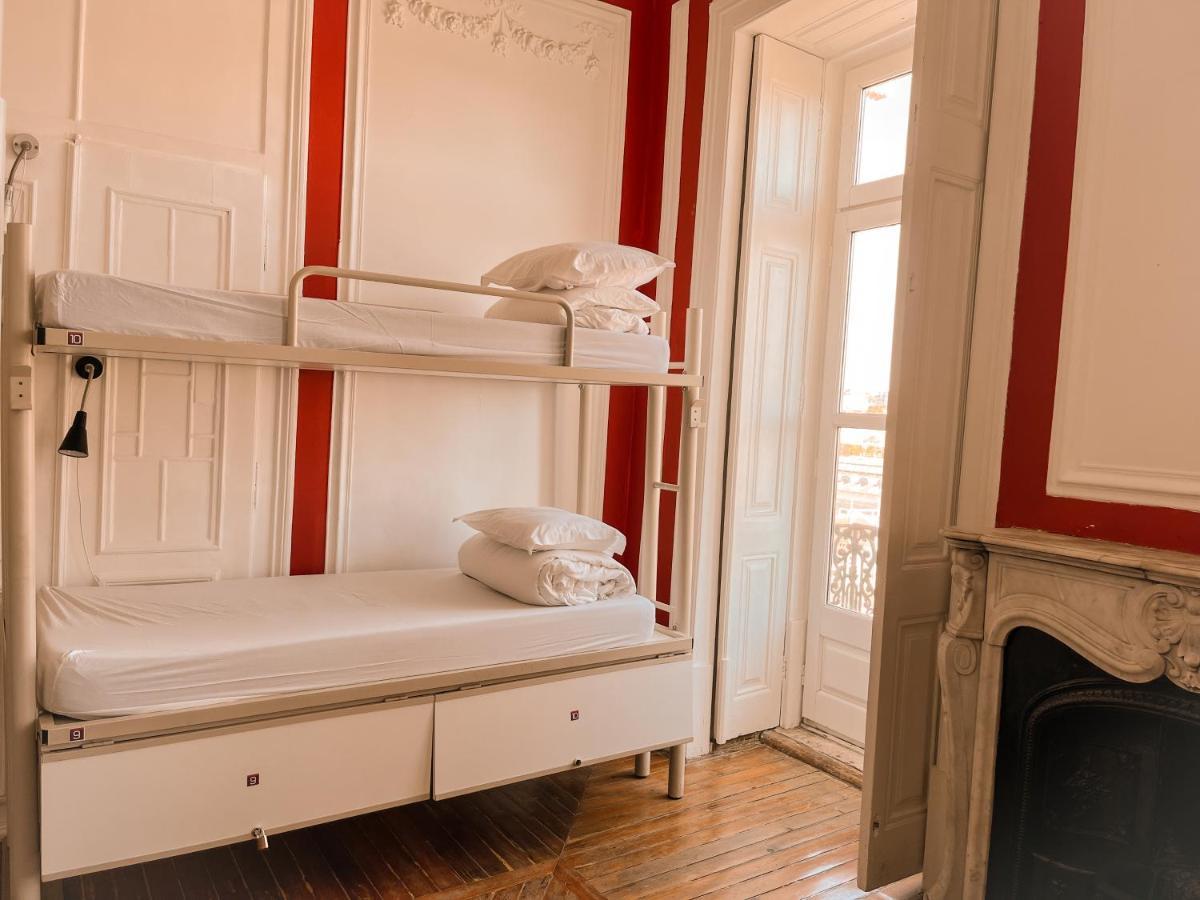 Cama em Dormitório Feminino com 6 Camas e Banheiro Compartilhado