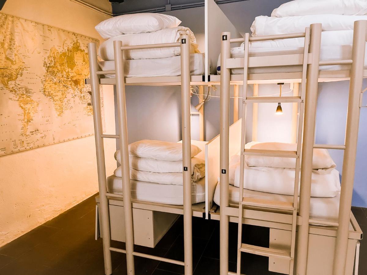 Cama em Dormitório Misto com 10 Camas e Banheiro Compartilhado