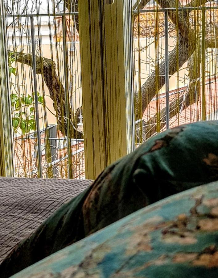 Quarto com Cama King-size e Vista do Jardim