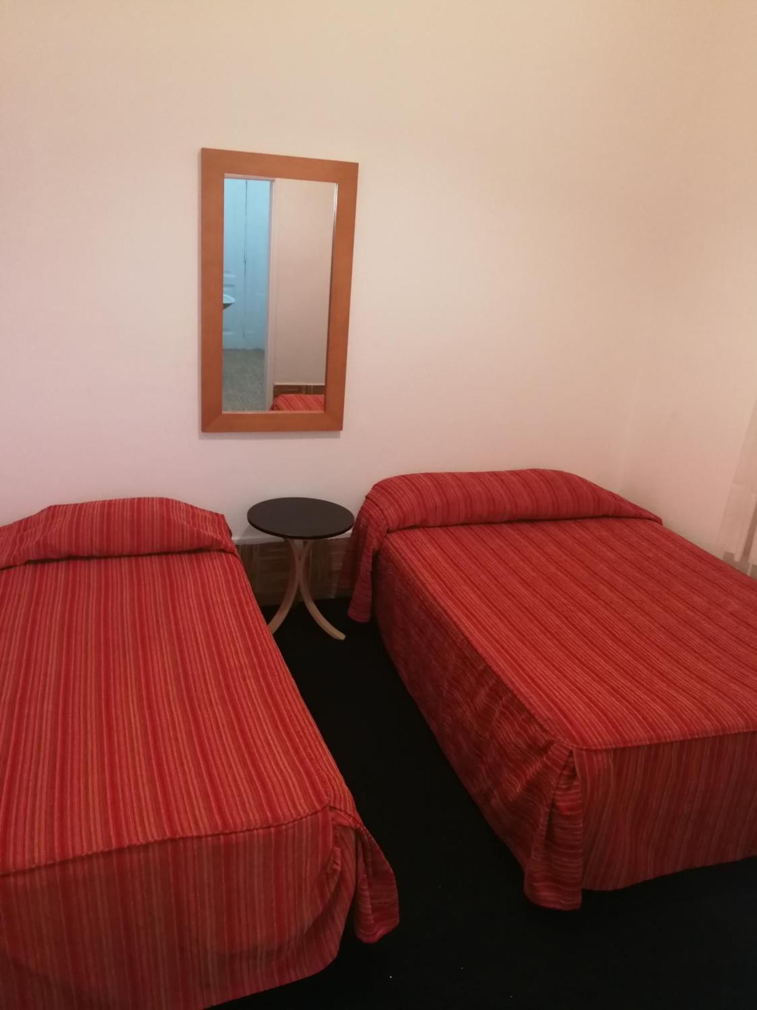 Quarto com Cama de Casal ou 2 de Solteiro e Banheiro Privativo