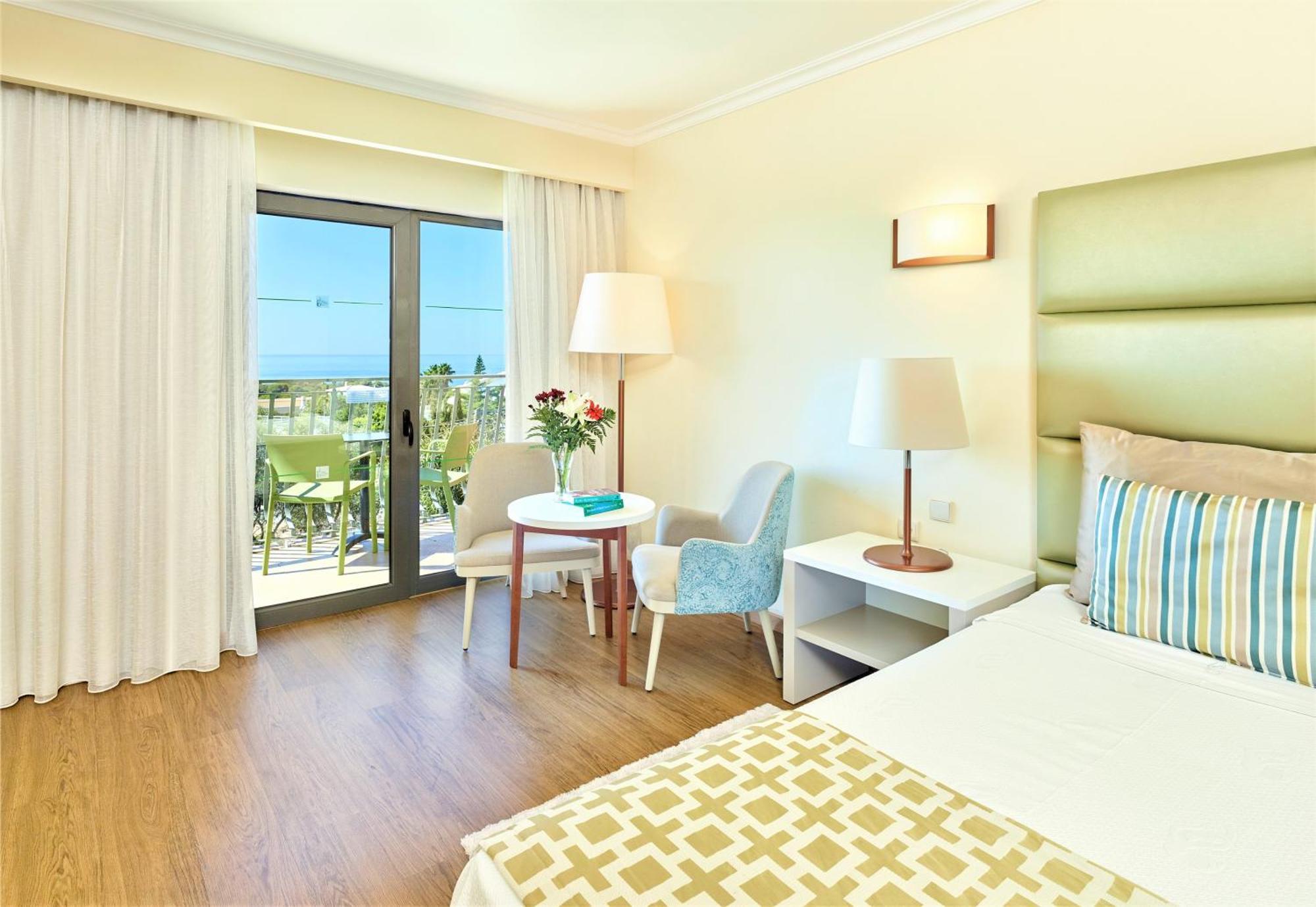 Quarto Deluxe com 2 Camas de Solteiro e Vista do Mar
