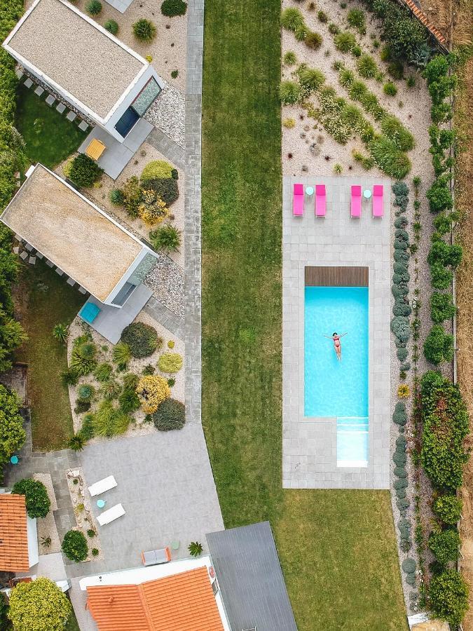 Suite con cama extragrande y vistas a la piscina