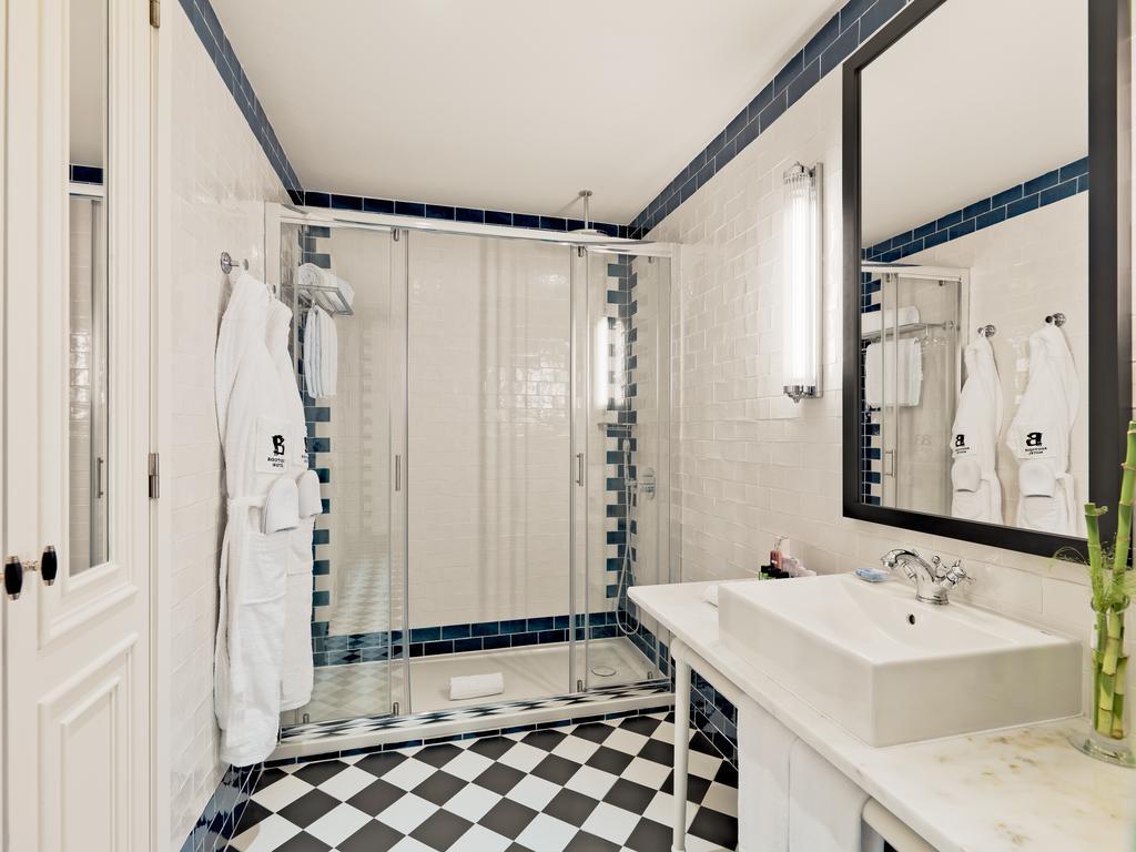 Habitación con cama grande