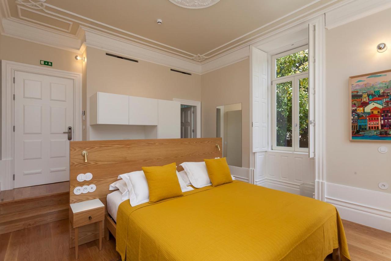 Quarto com Cama King-size e Vista do Jardim