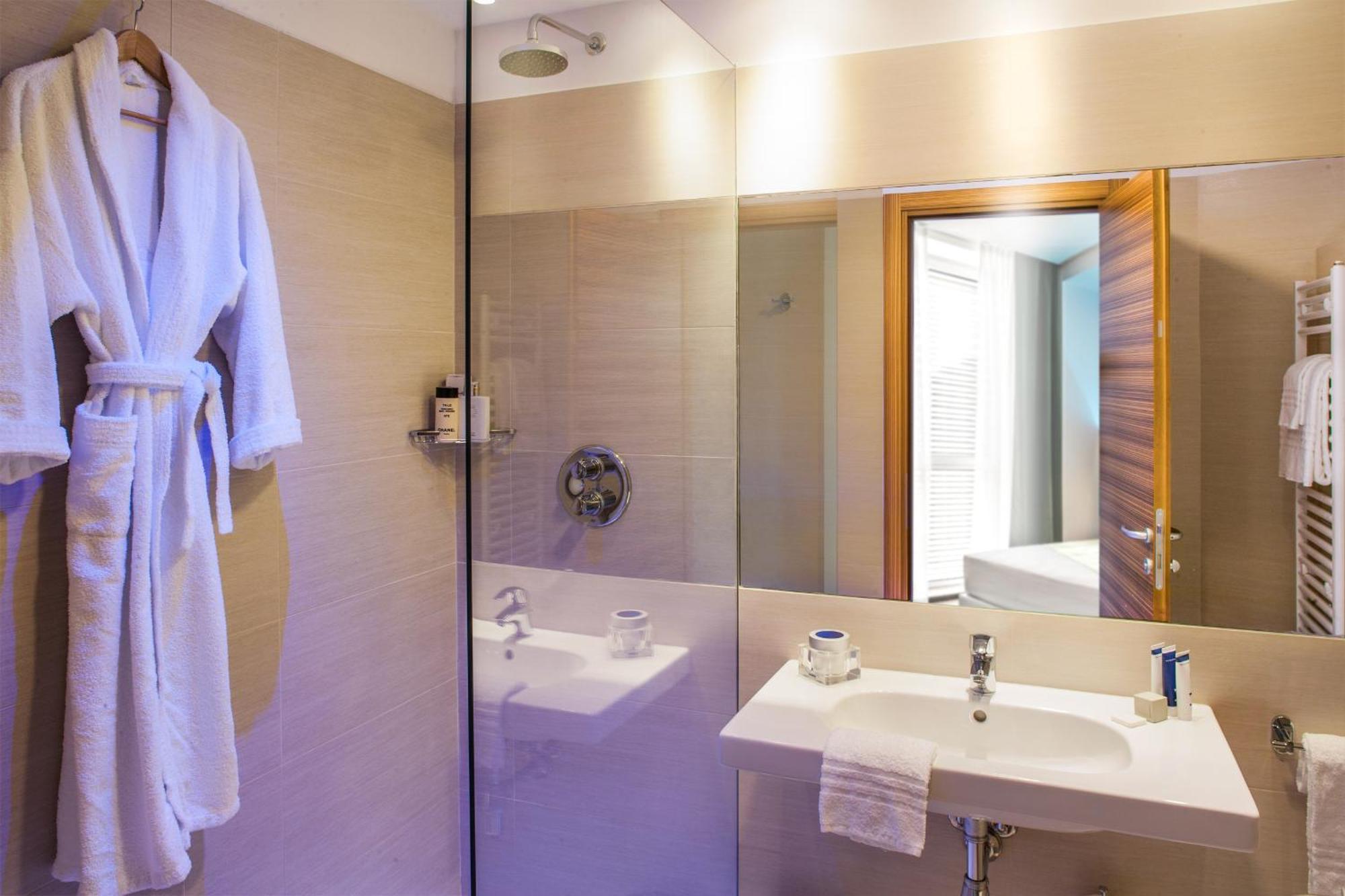 Deluxe Double or Twin Room with Balcony,736013014:JPEG
