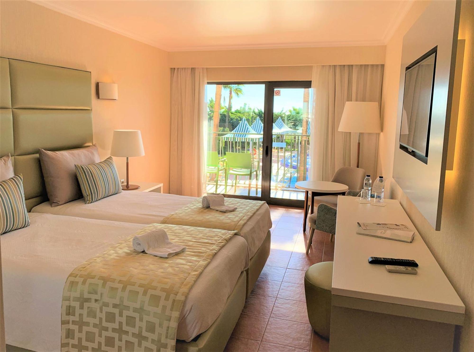 Quarto Twin Deluxe com Vista para a Piscina