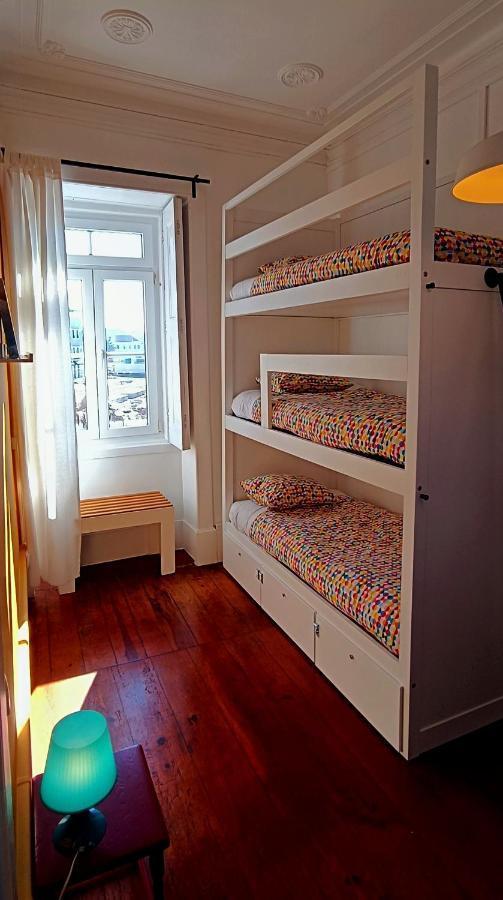 Cama en habitación compartida mixta con 3 camas y baño privado