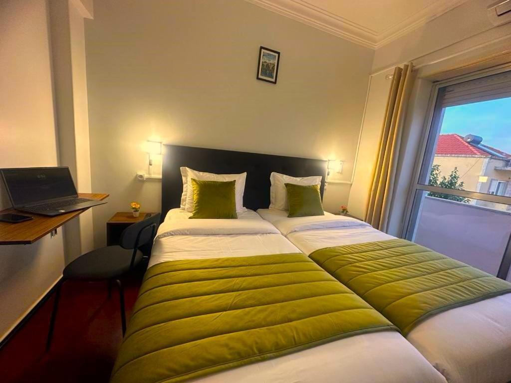 Quarto com 2 Camas de Solteiro e Banheiro Compartilhado