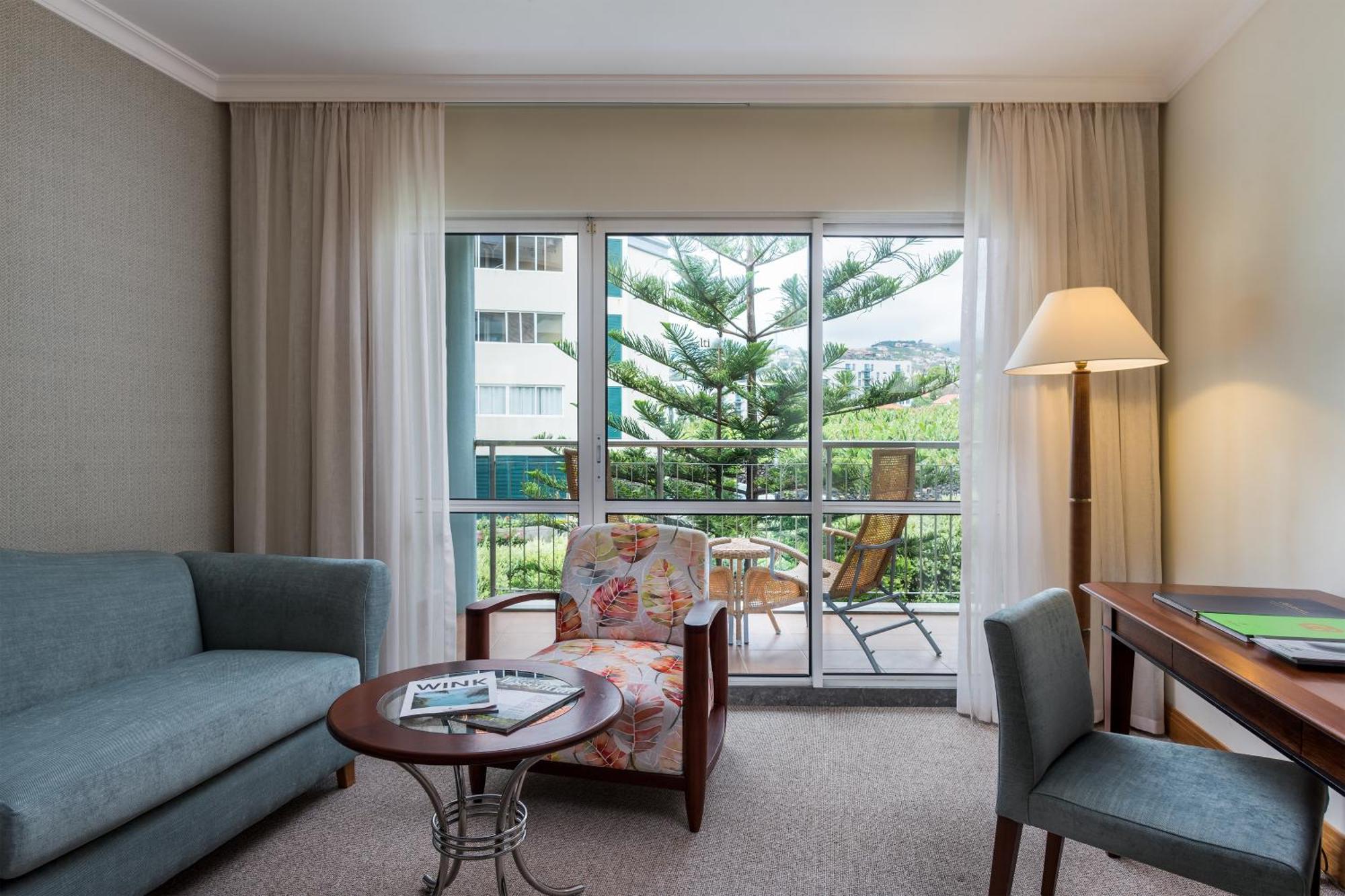 Quarto com 2 Camas de Solteiro e Vista Terra (2 Adultos + 1 Criança)
