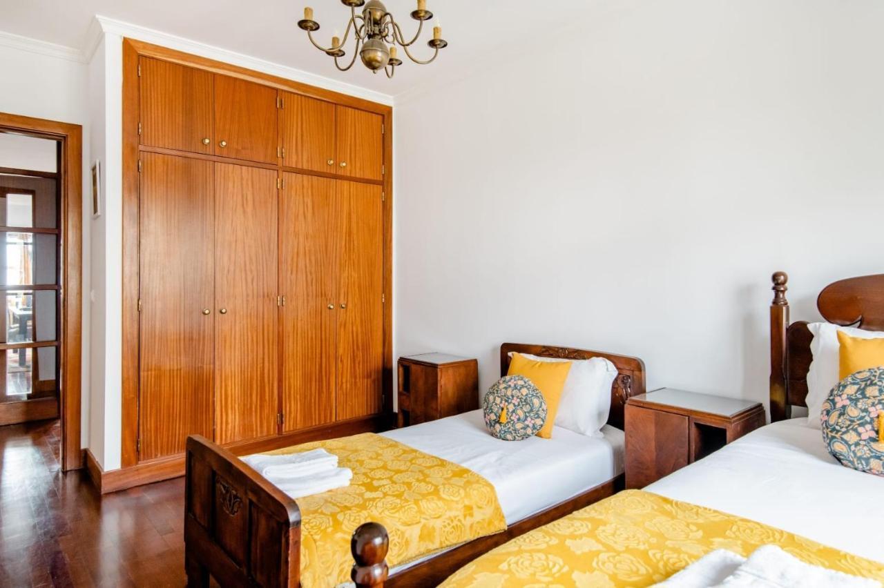 Quarto com 2 Camas de Solteiro e Banheiro Privativo