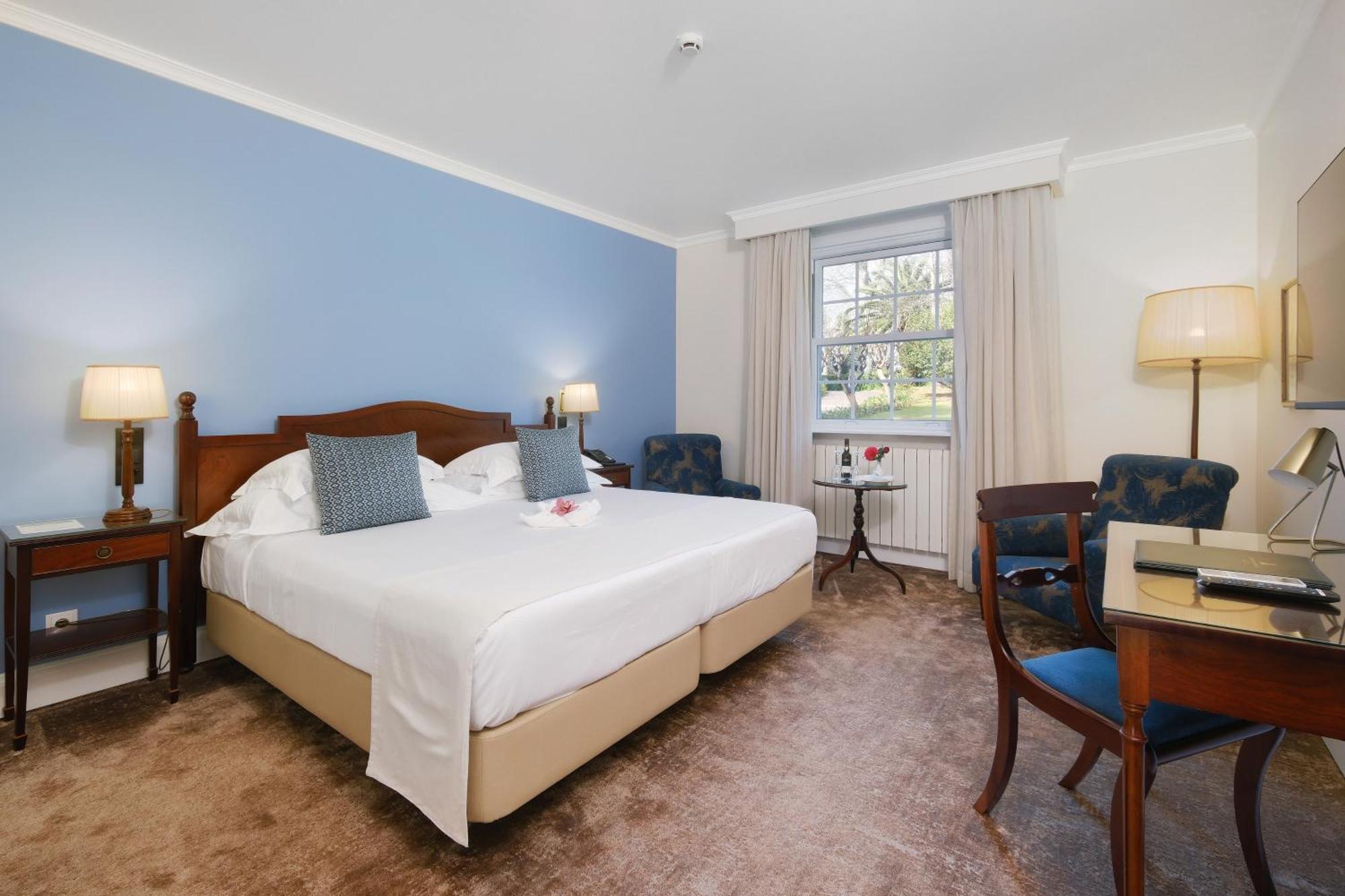 Quarto com Cama de Casal ou 2 de Solteiro e Vista do Jardim