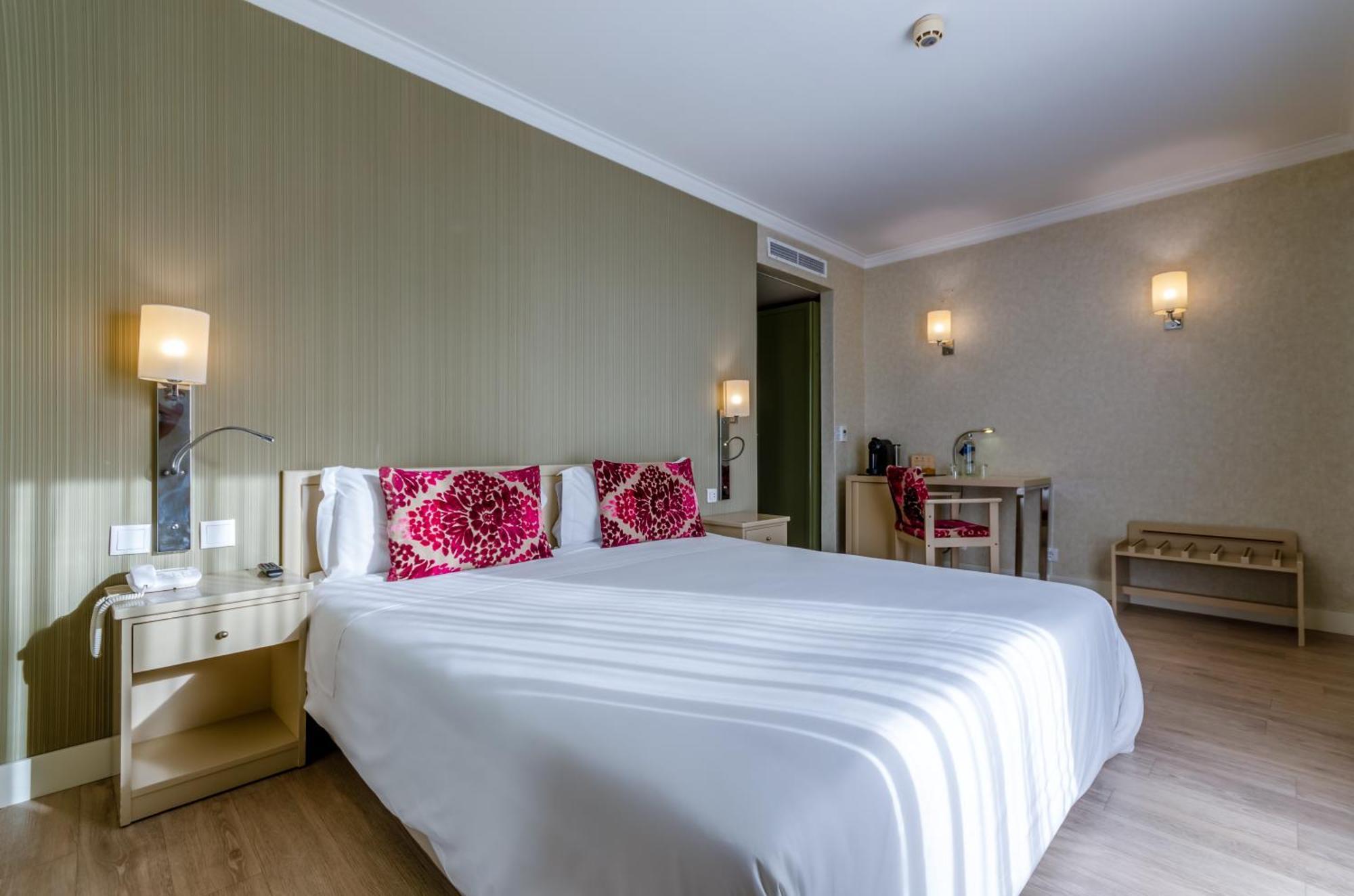 Double or Twin Room (2 Adults + 1 Child),1516449736:JPEG