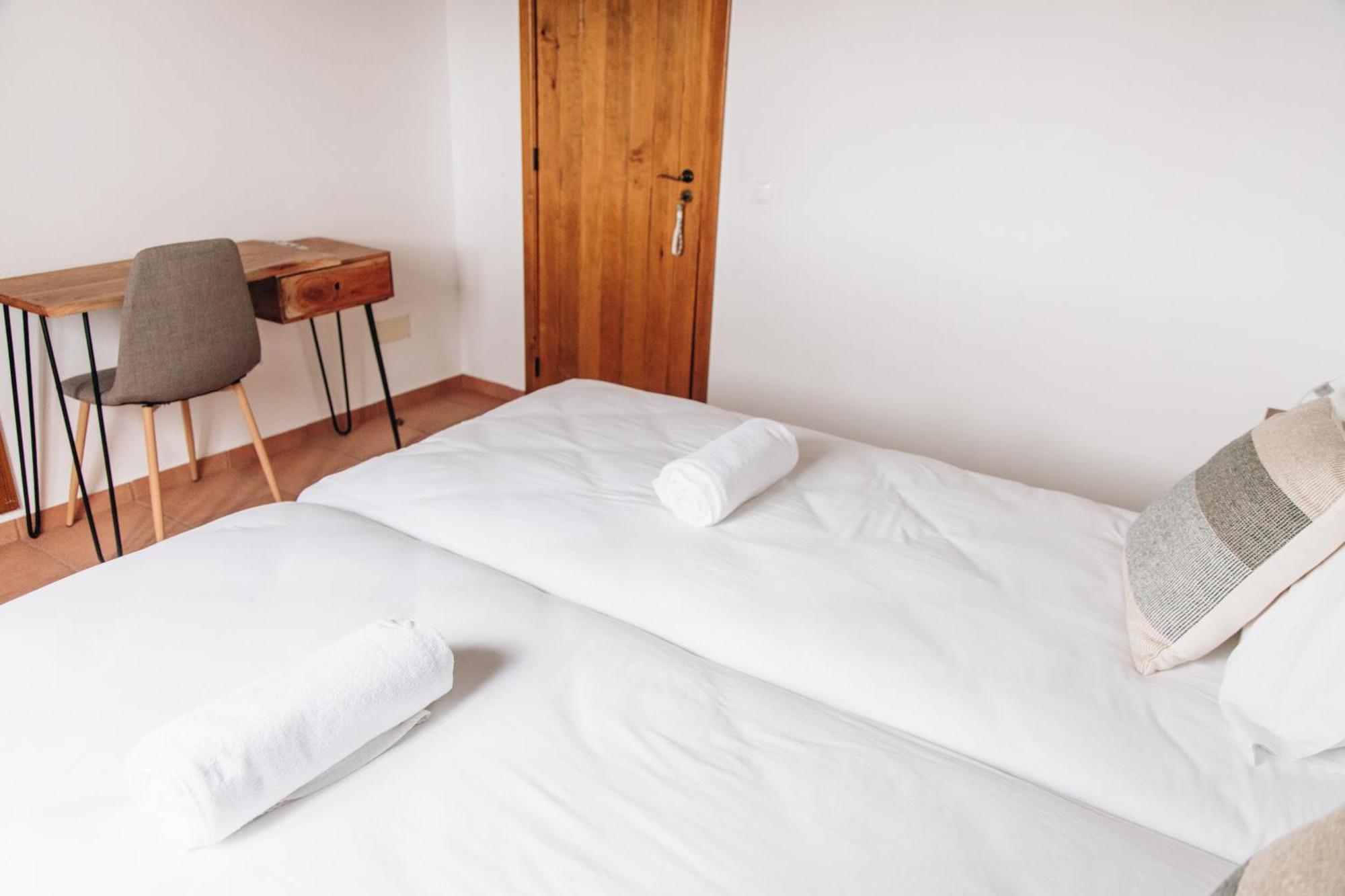Zimmer mit Queensize-Bett und Poolblick
