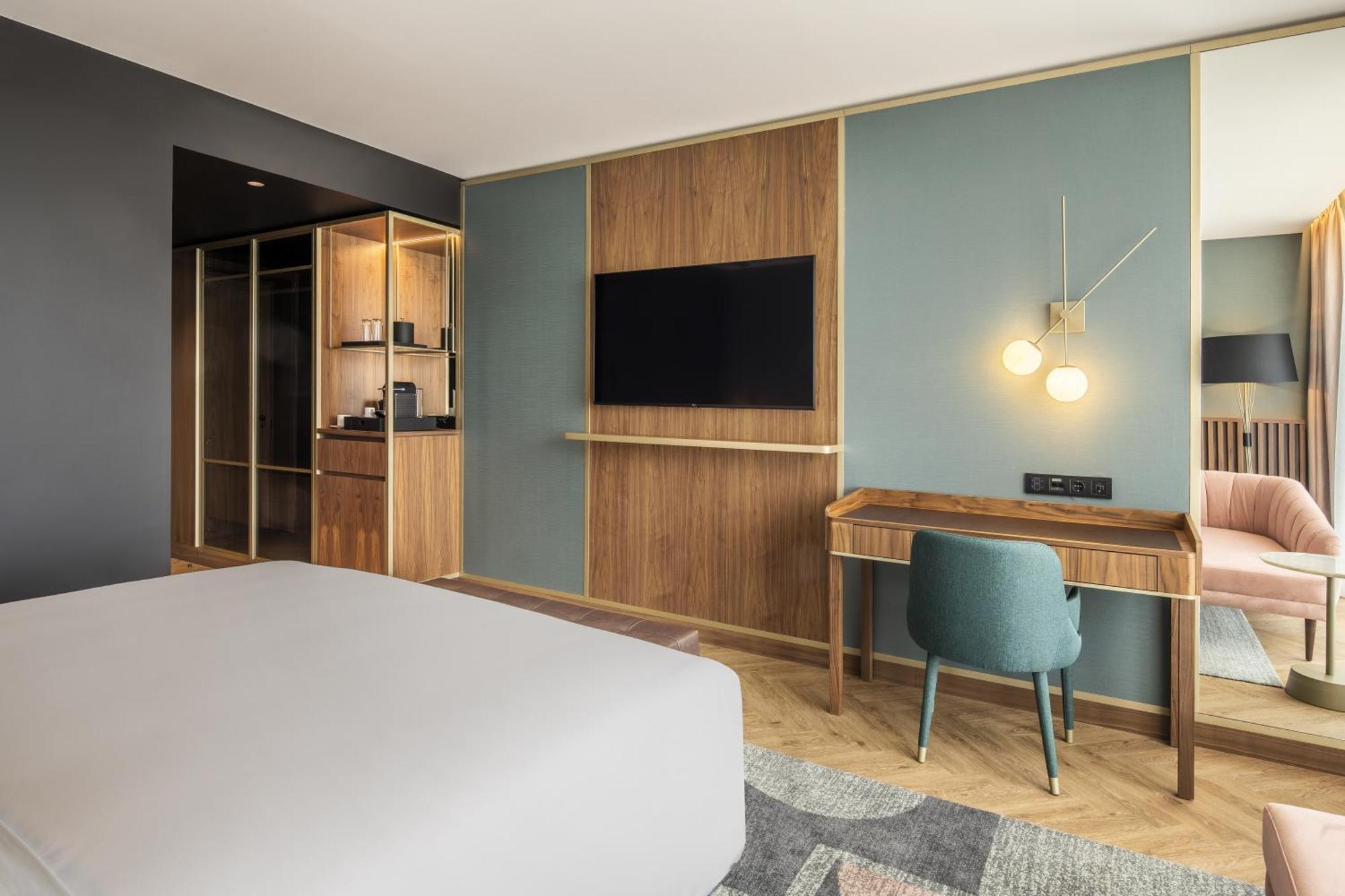 Deluxe King Room with Garden View