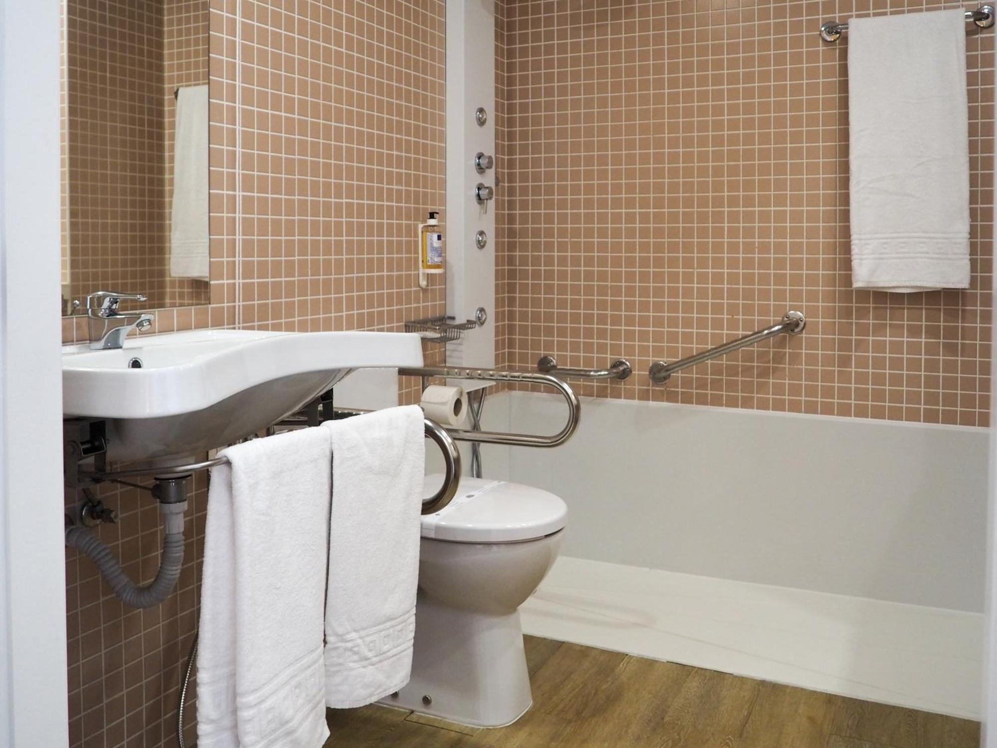 Chambre Double ou Lits Jumeaux - Accessible aux Personnes à Mobilité Réduite