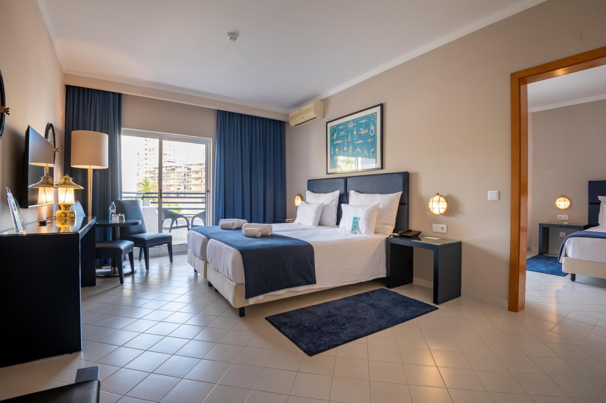 Junior Suite mit Poolblick (2 Erwachsene + 2 Kinder)
