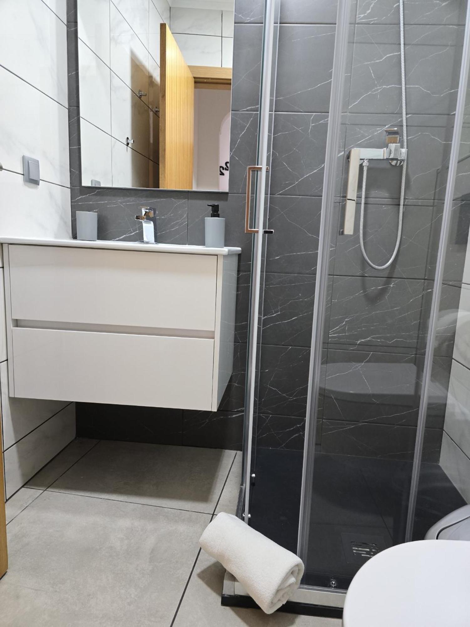 Twin Room,1586855545:JPEG
