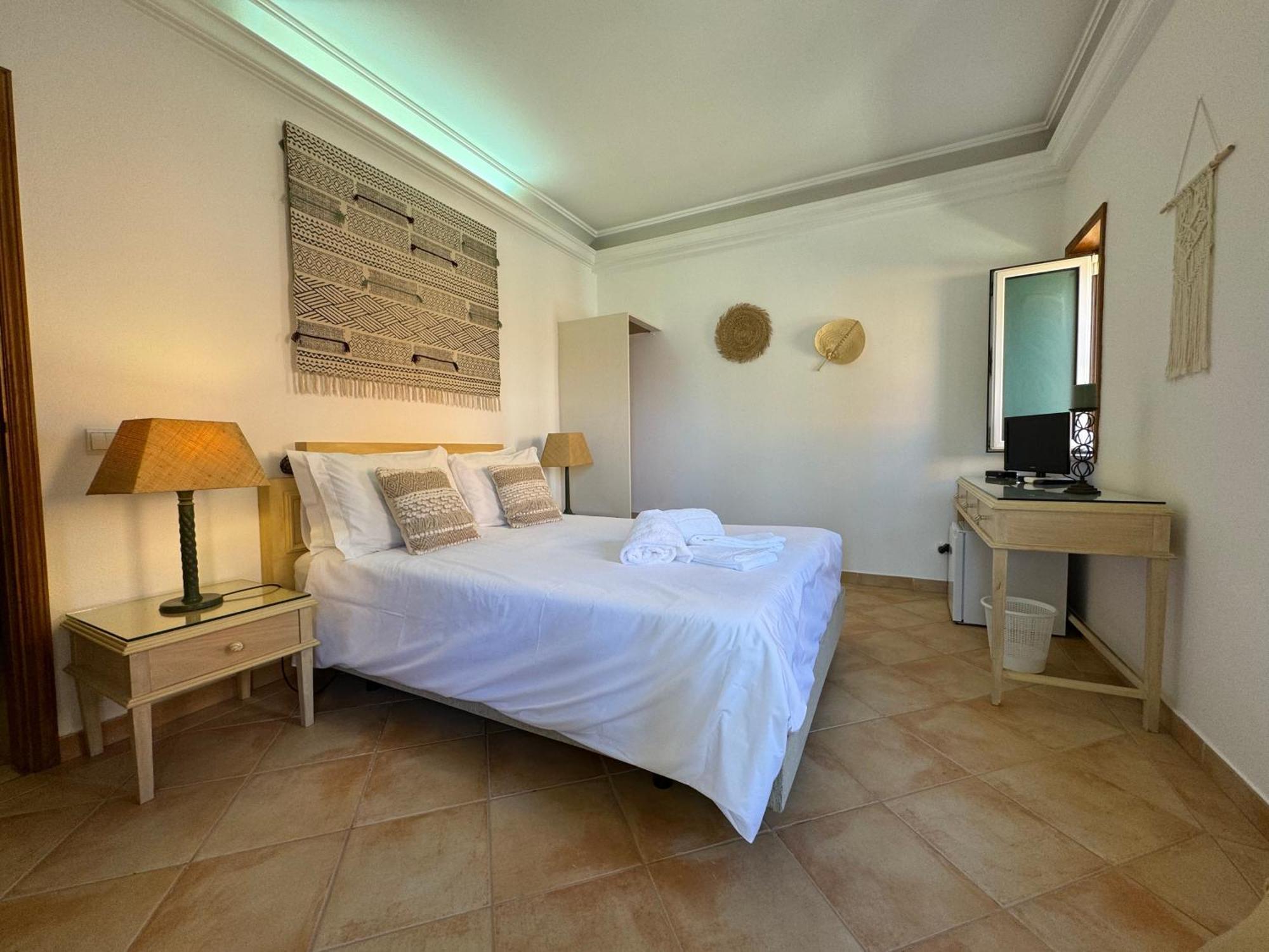 Habitación Doble con balcón y baño externo compartido