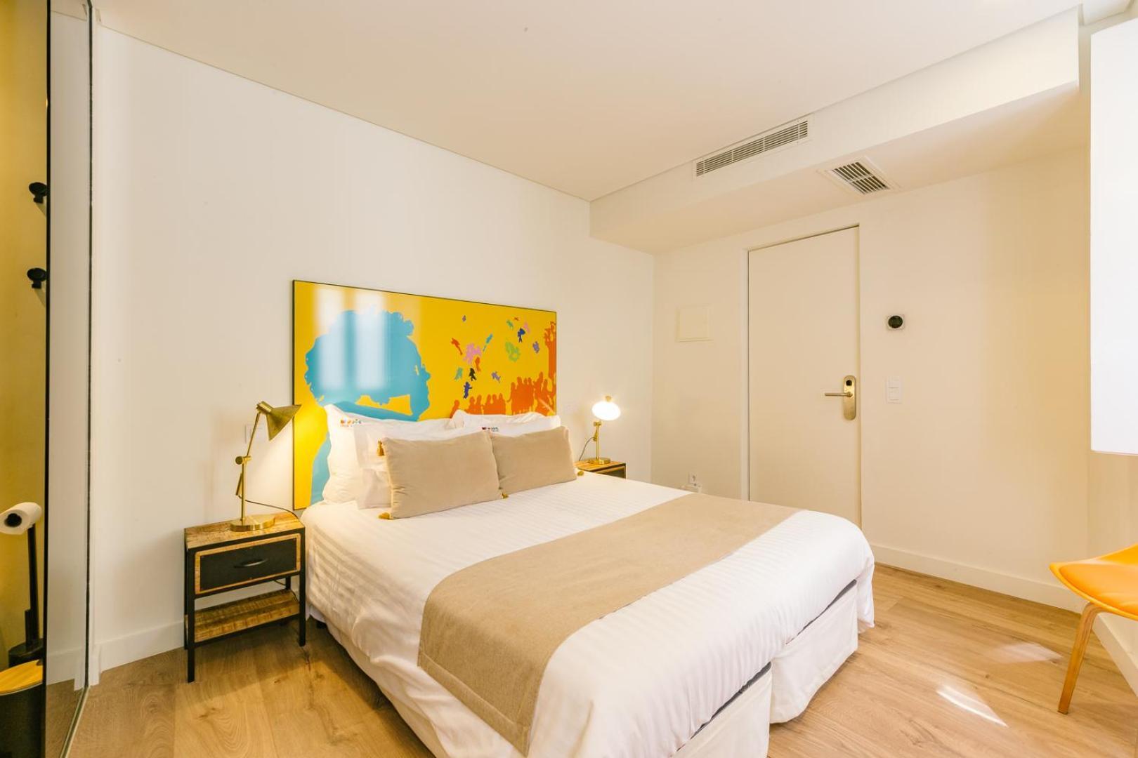 Quarto com 2 Camas de Solteiro e Banheiro
