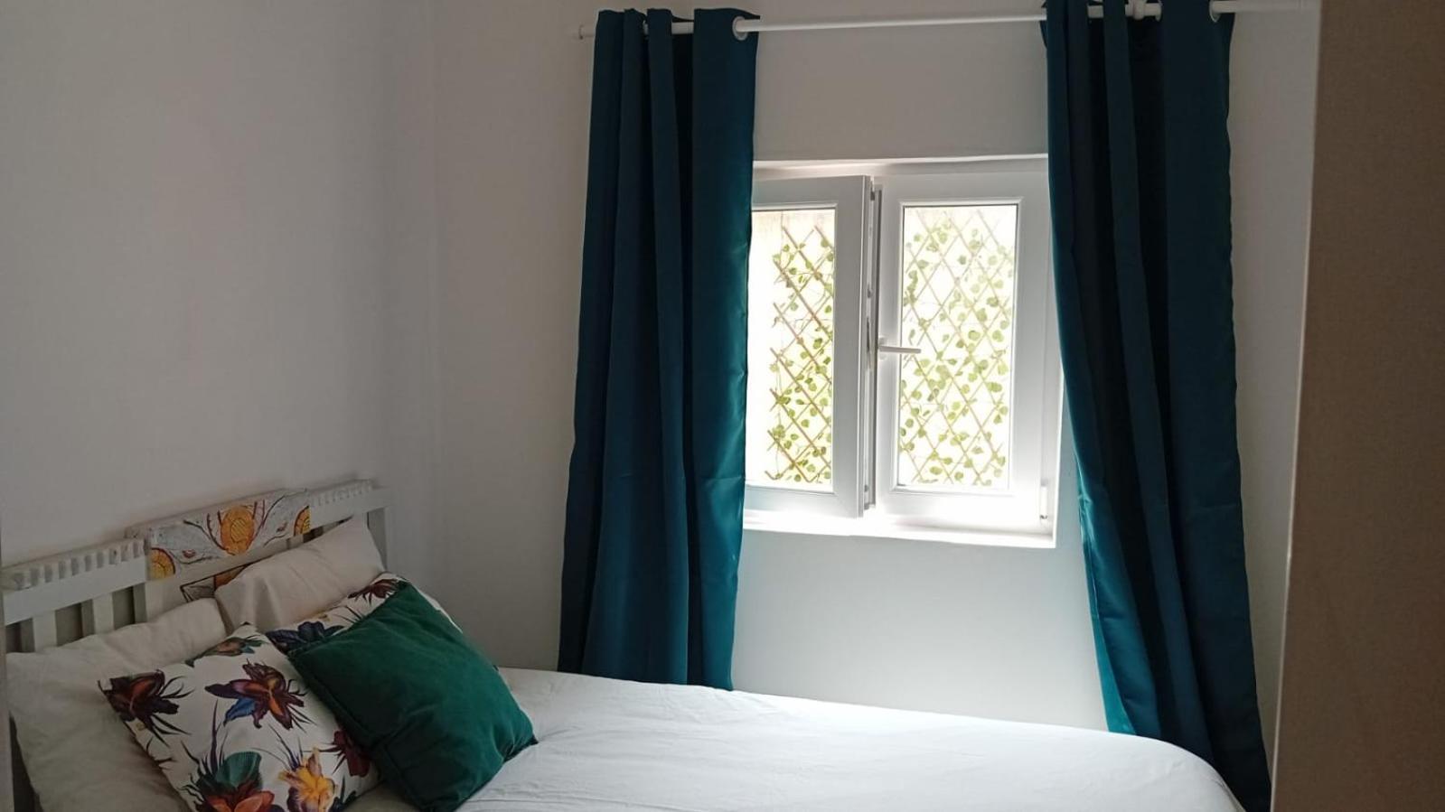 Quarto Individual com Chuveiro e WC Partilhados