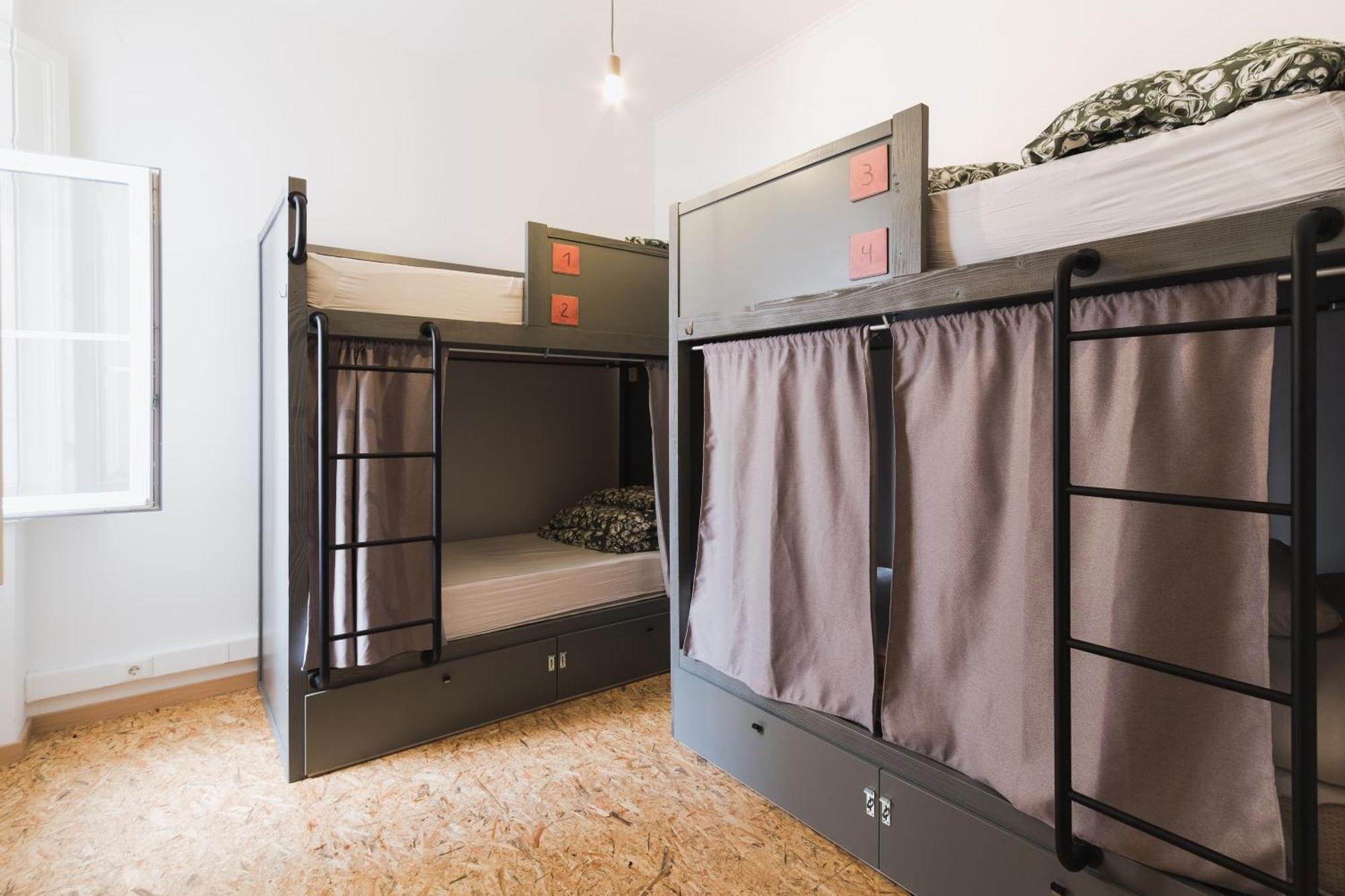Single Bed 10-Bed Dormitory Room