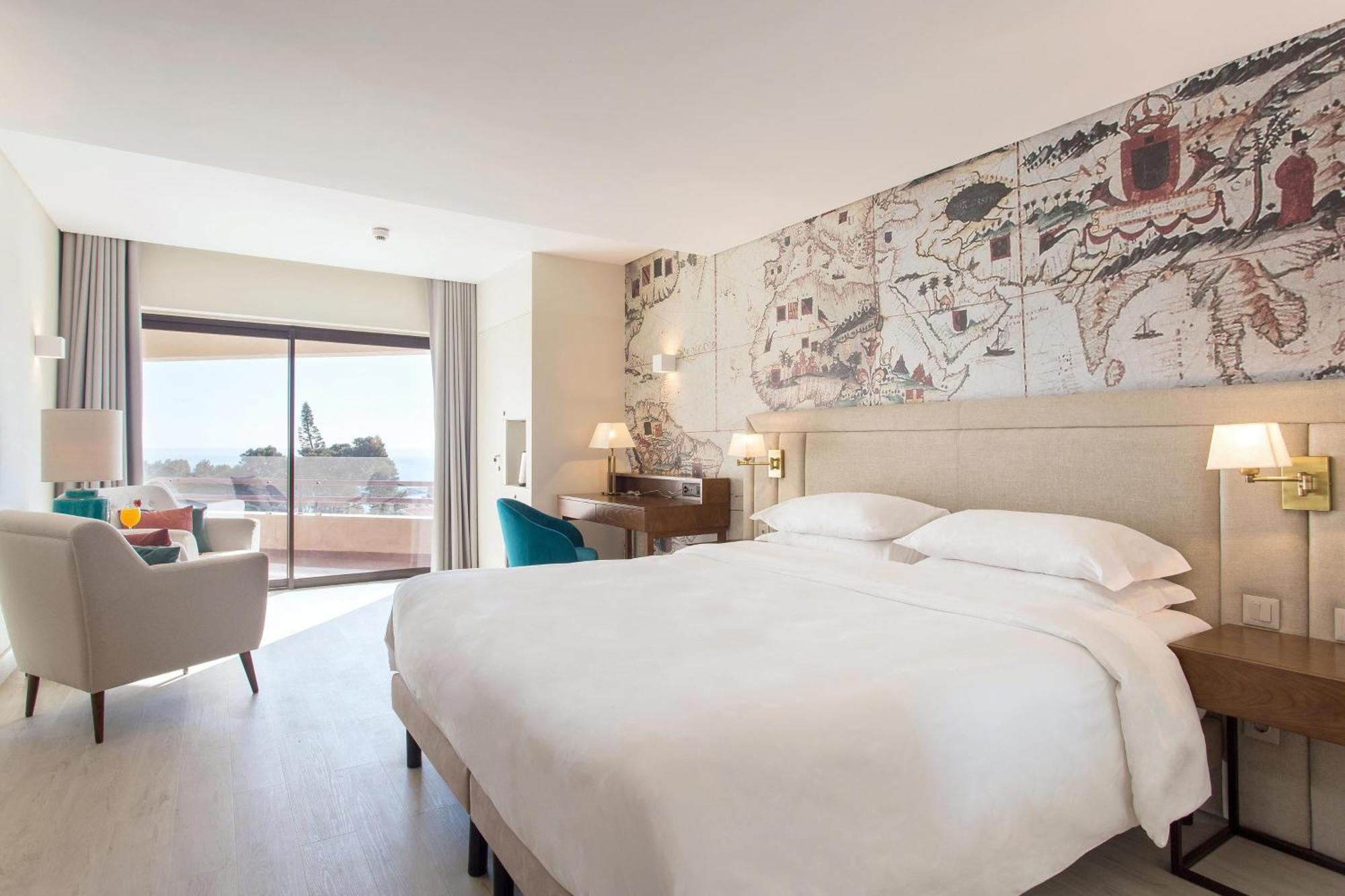 Habitación con balcón y vistas a la piscina - Cama grande