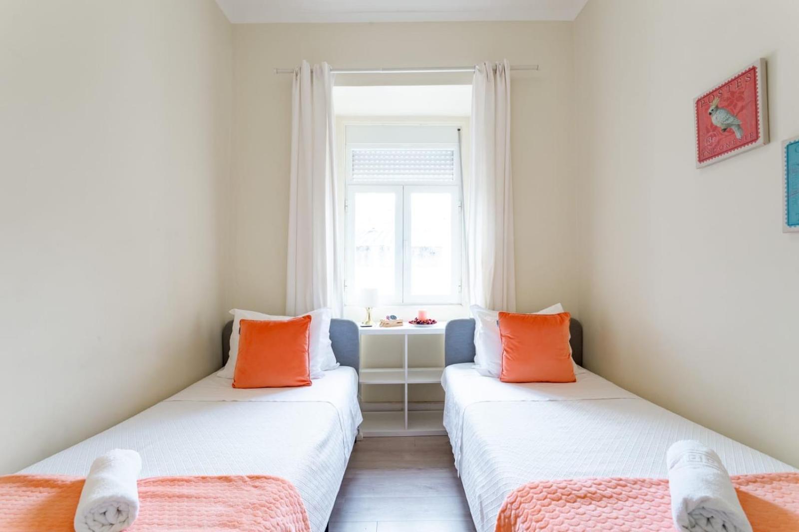 Quarto com Cama de Casal ou 2 de Solteiro e Banheiro Compartilhado