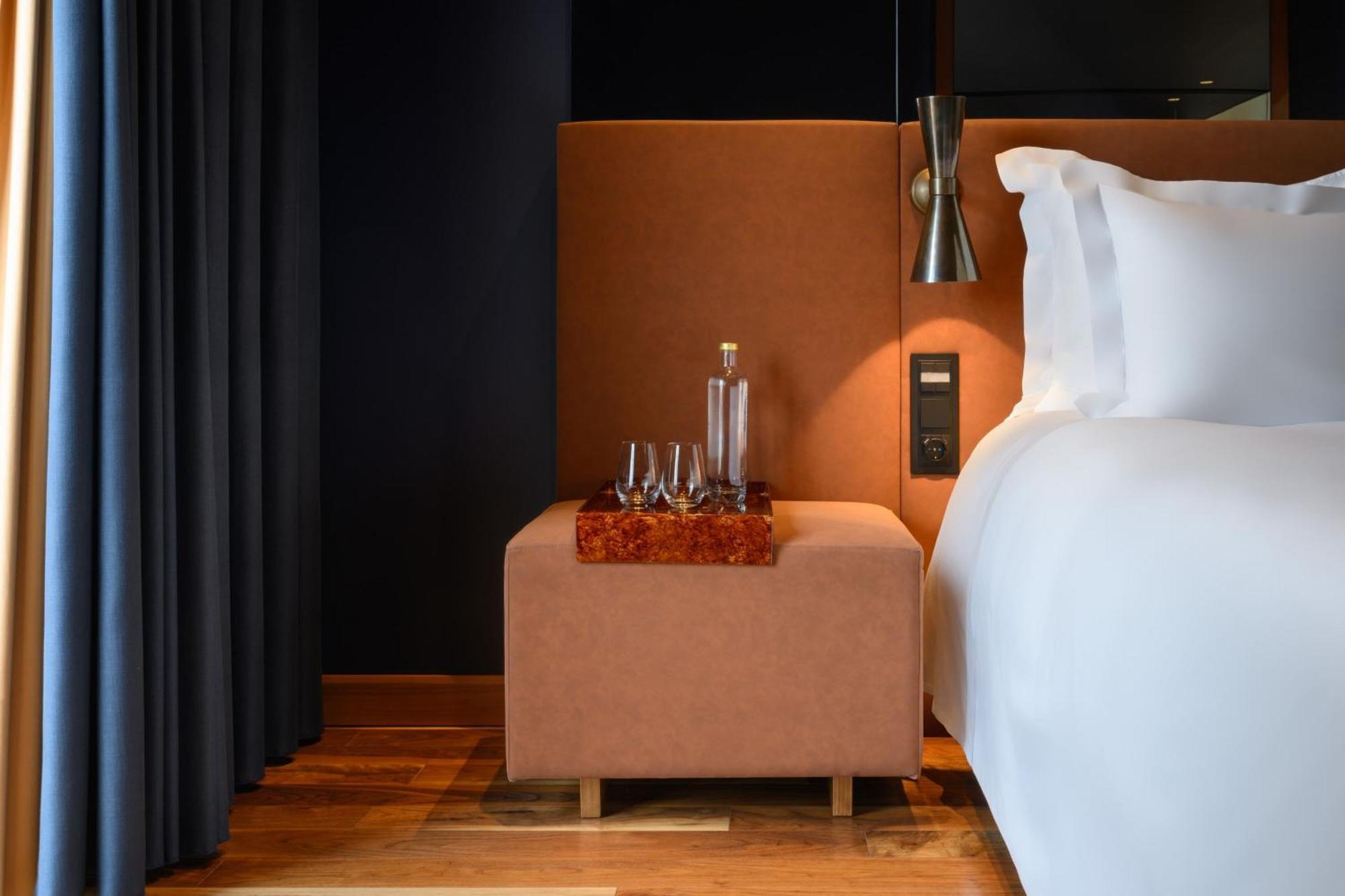 Chambre Lit King-Size de Luxe avec Terrasse - Vue sur Piscine