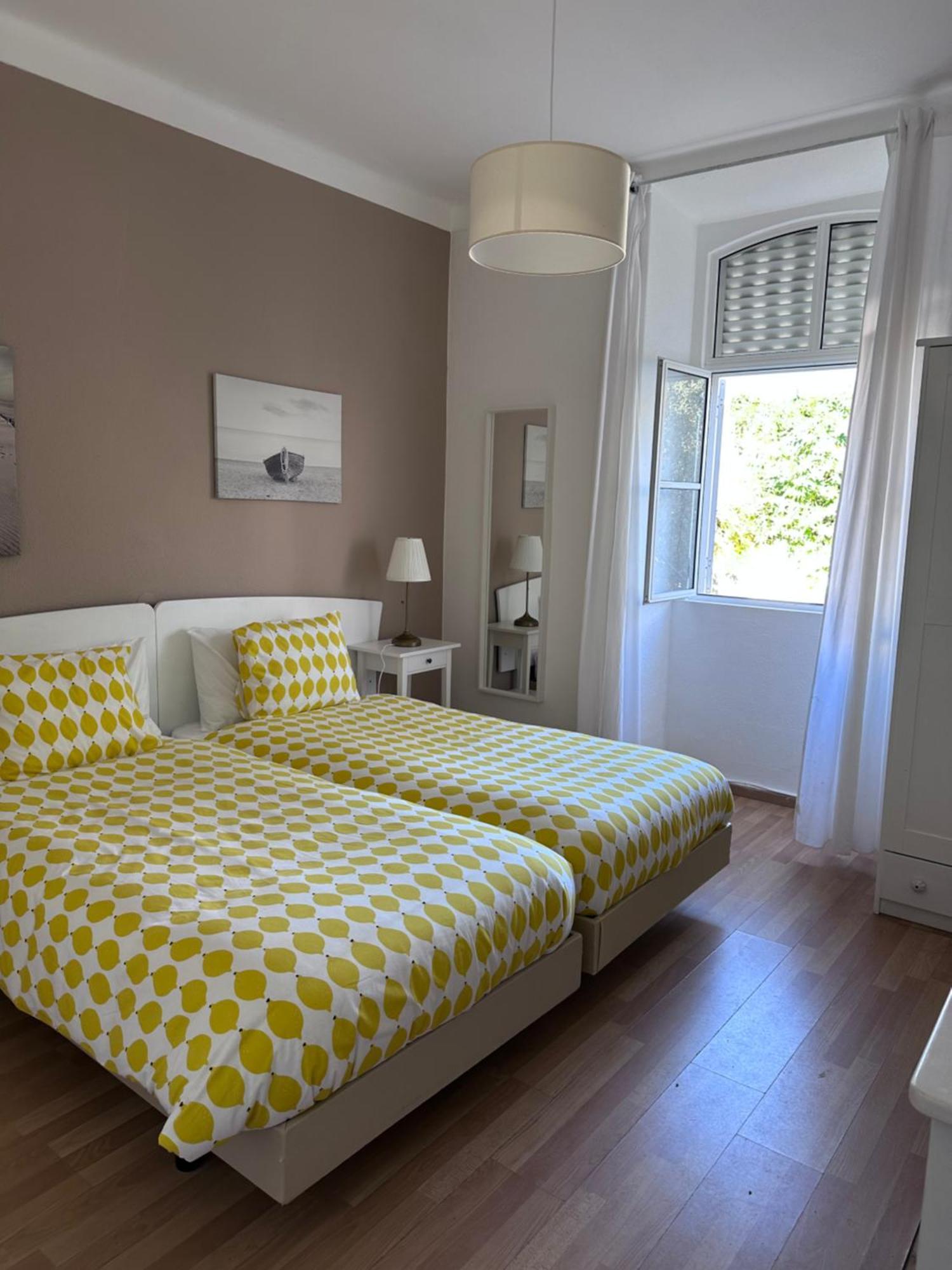 Tweepersoonskamer met 2 Aparte Bedden en Eigen Badkamer