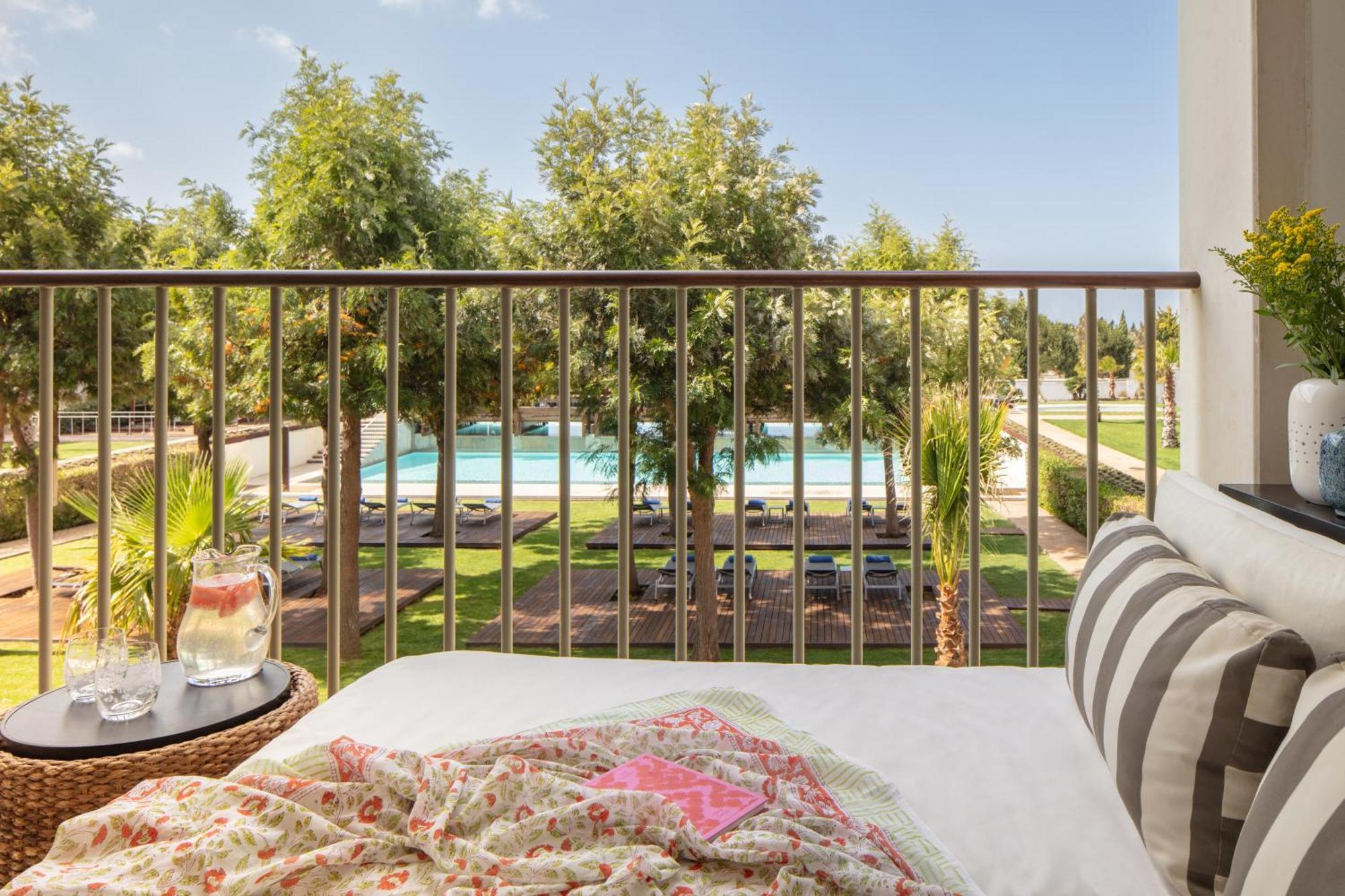 Quarto Deluxe com 2 Camas de Solteiro, Varanda e Vista da Piscina