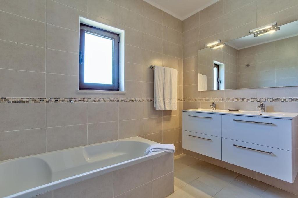 Three-Bedroom Apartment Ocean View,1672564046:JPEG