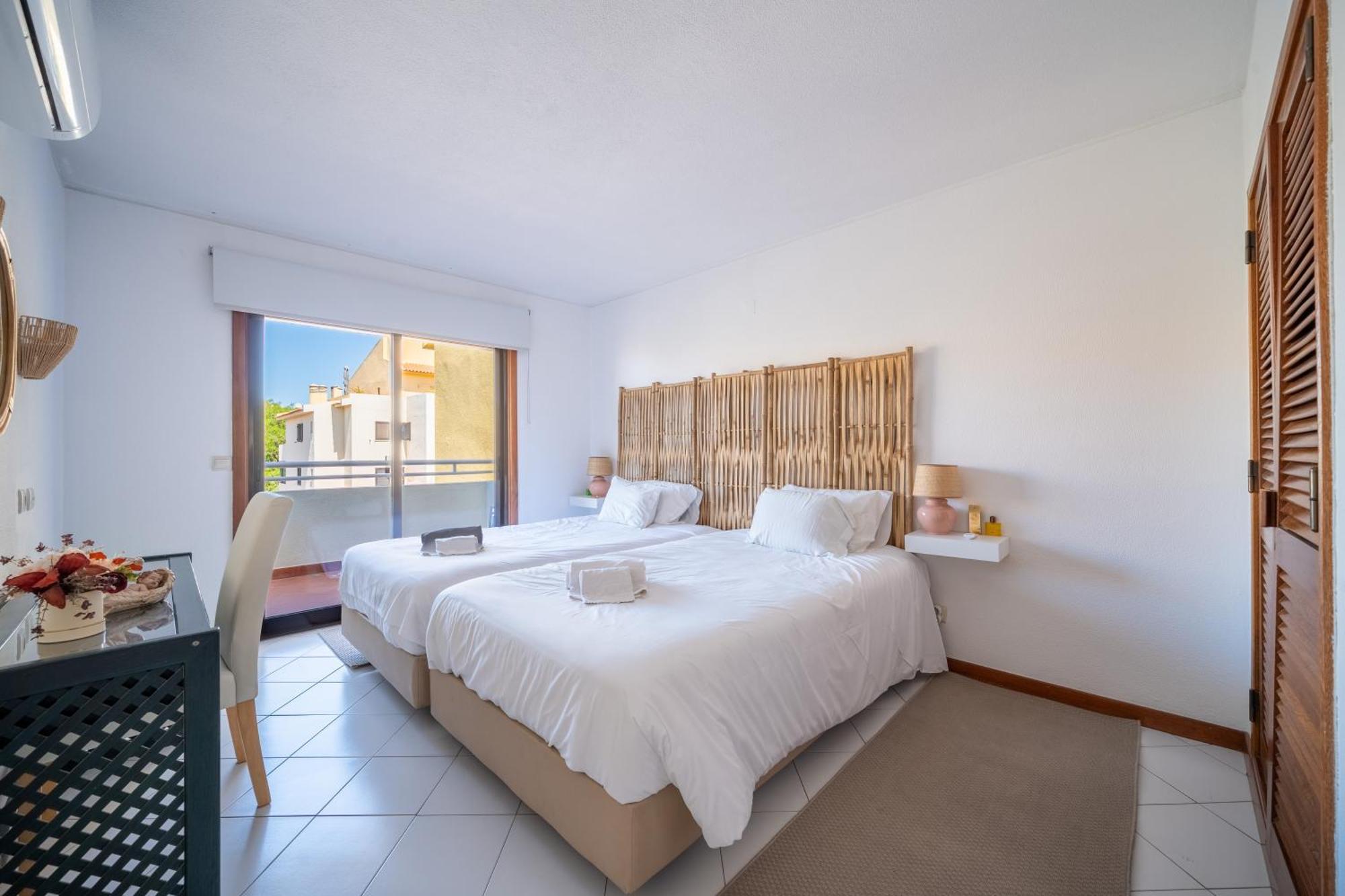 Apartamento com 2 Quartos e Varanda