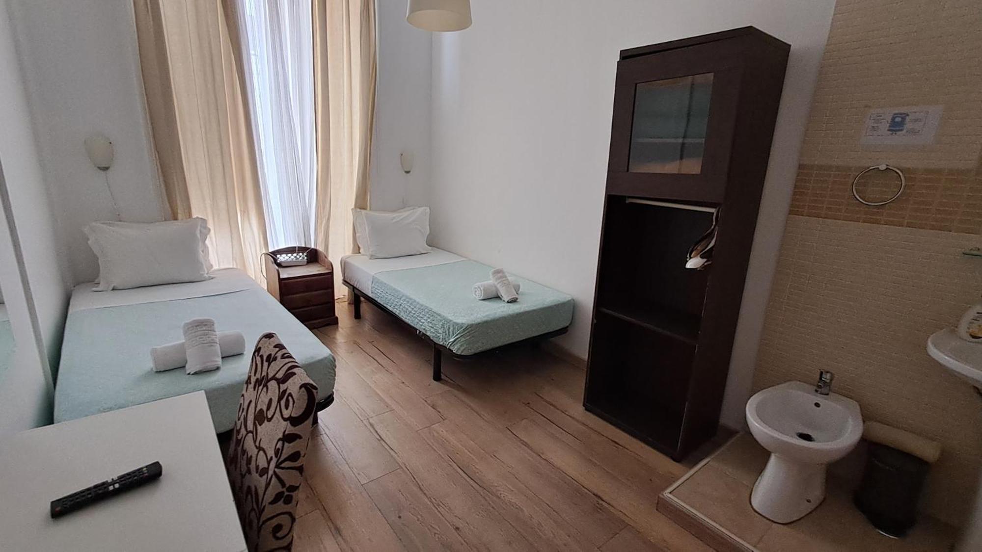 Chambre Double ou Lits Jumeaux avec Salle de Bains Commune