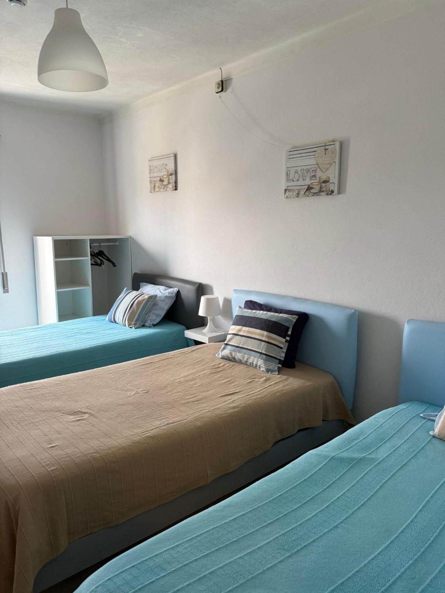 Quarto Triplo Básico com Casa de Banho Partilhada