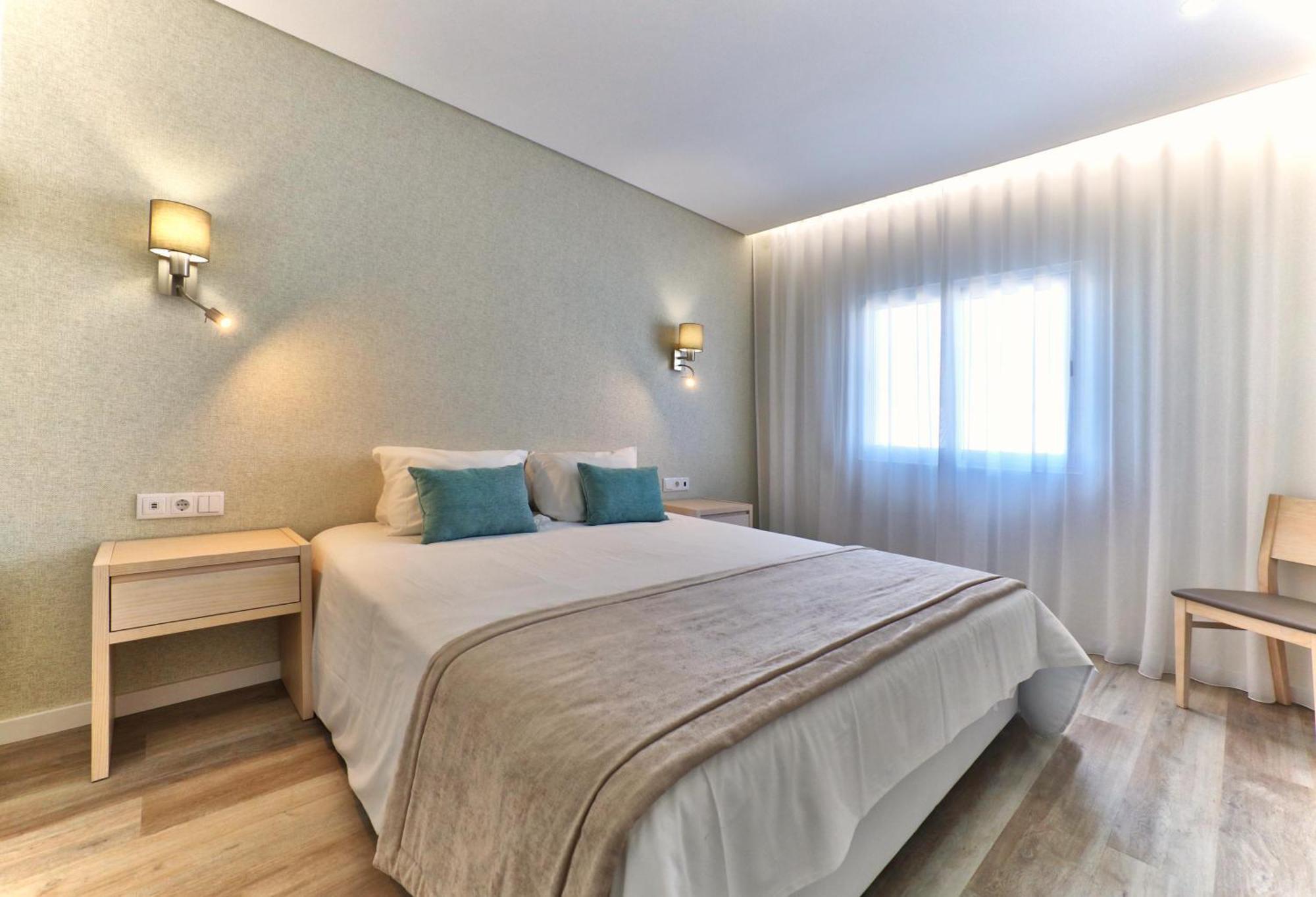 Apartamento de 2 Quartos com Vista para a Piscina
