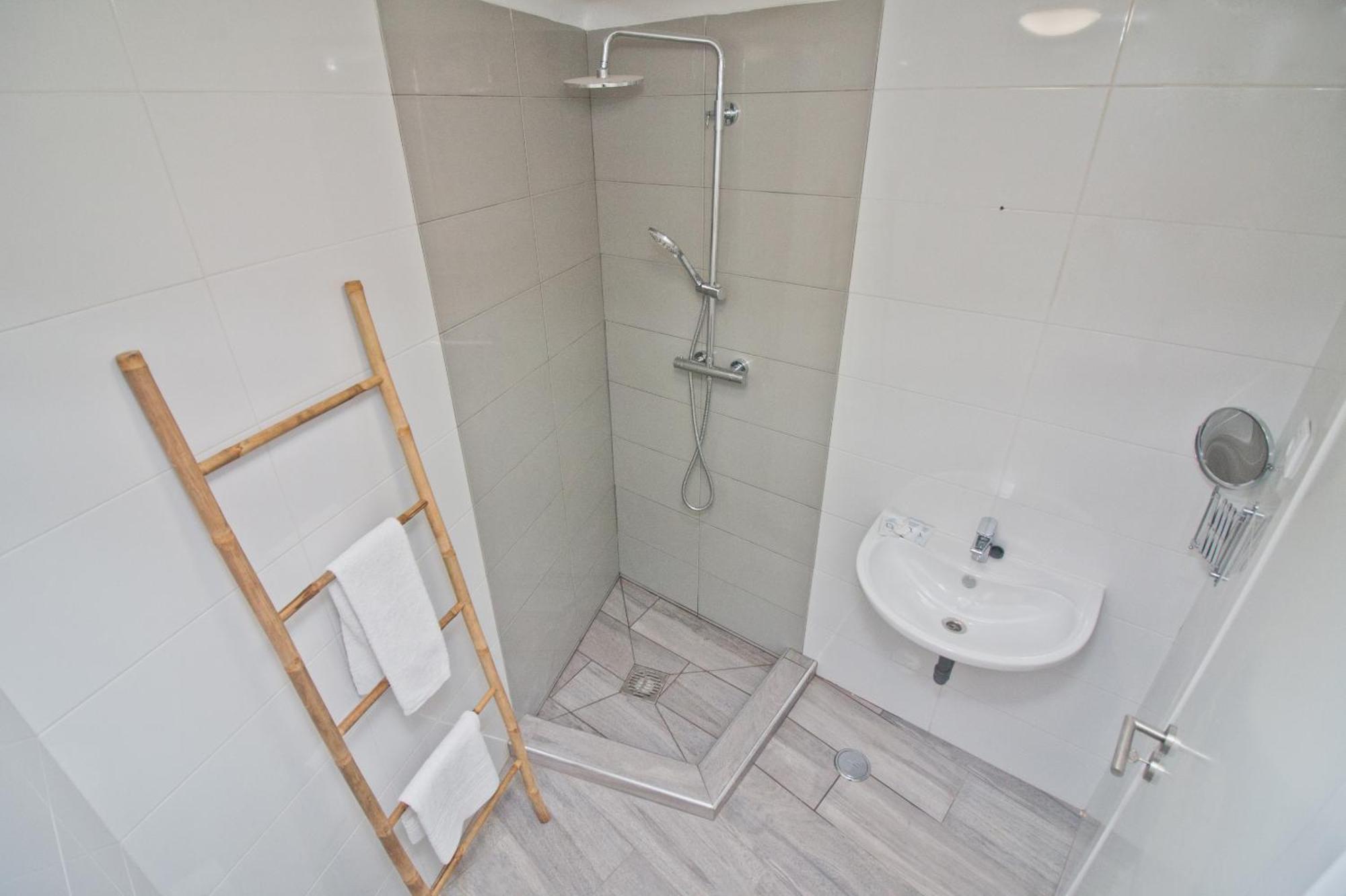 Tweepersoonskamer met 2 Aparte Bedden en Eigen Badkamer