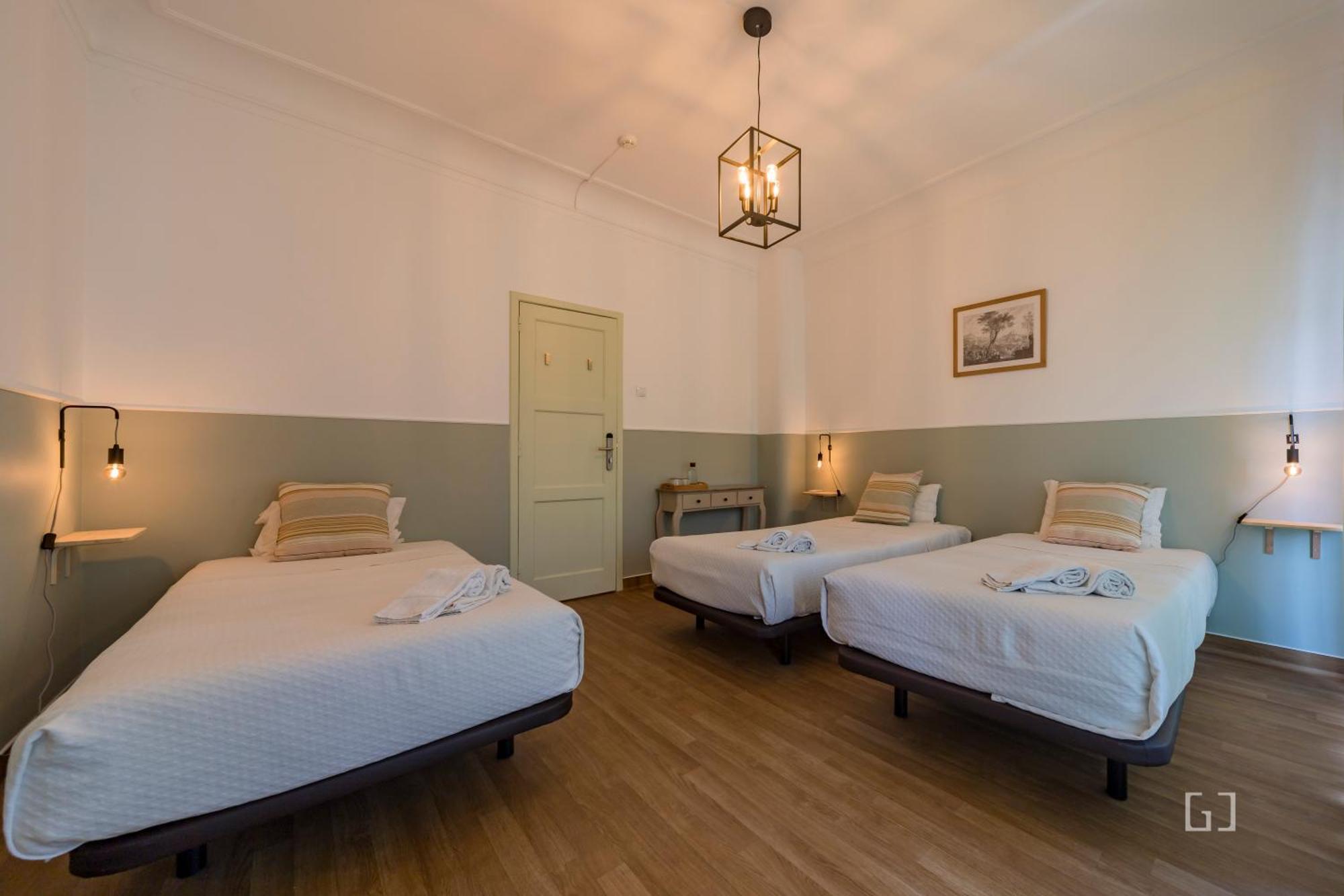 Deze driepersoonskamer heeft een gedeelde badkamer.