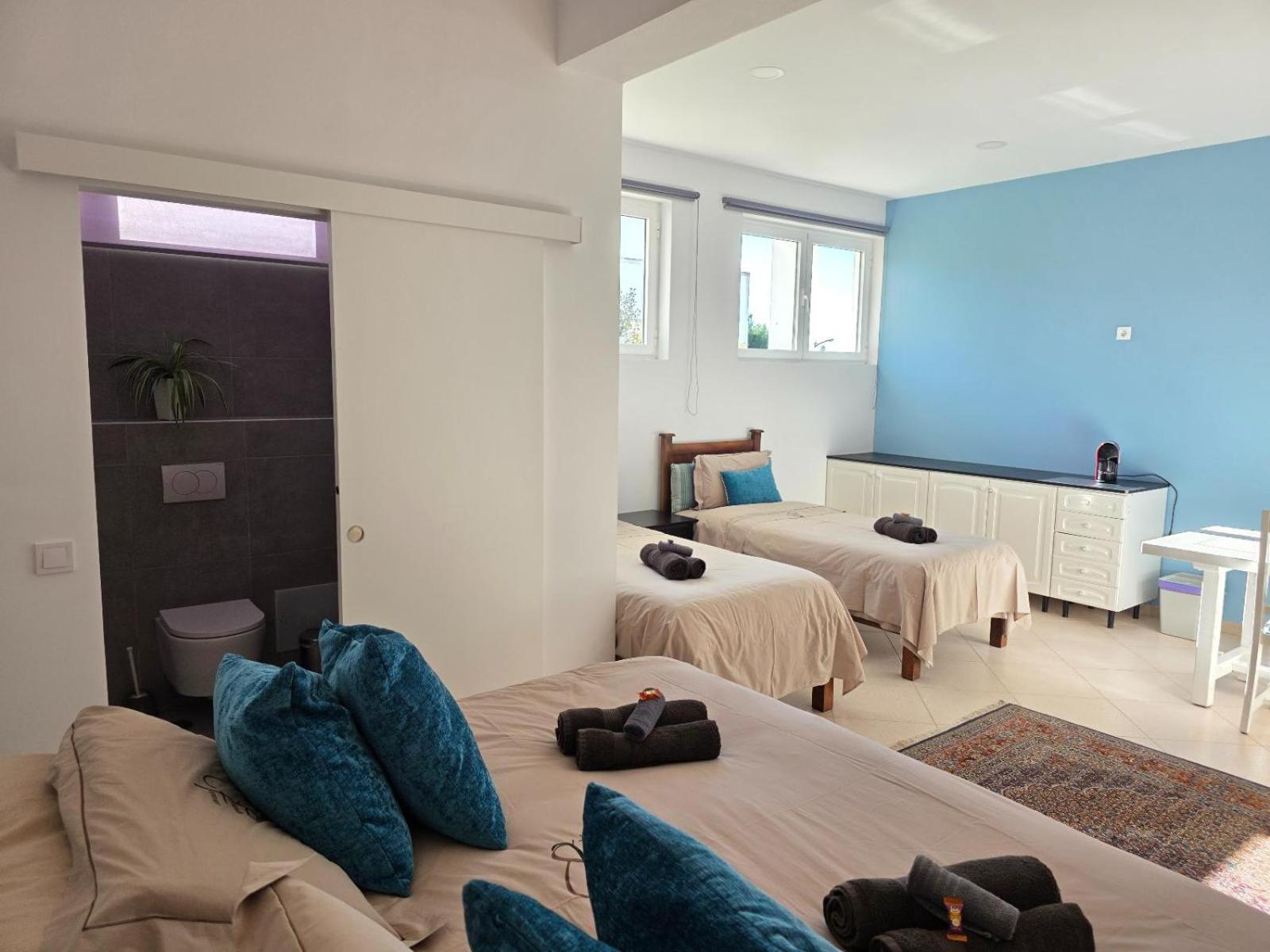 Vierpersoonskamer met Badkamer