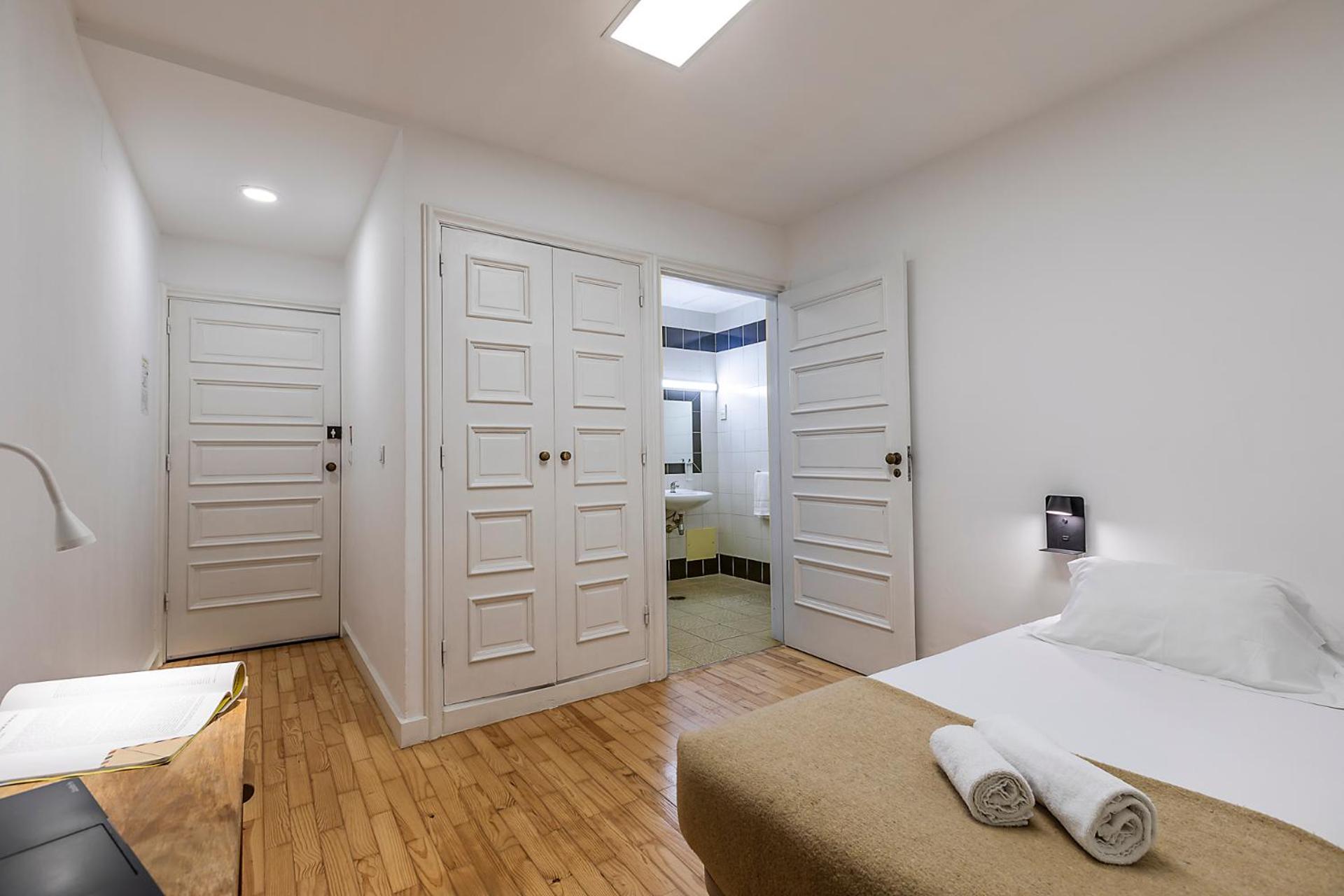 Quarto Individual com Casa de Banho Privativa