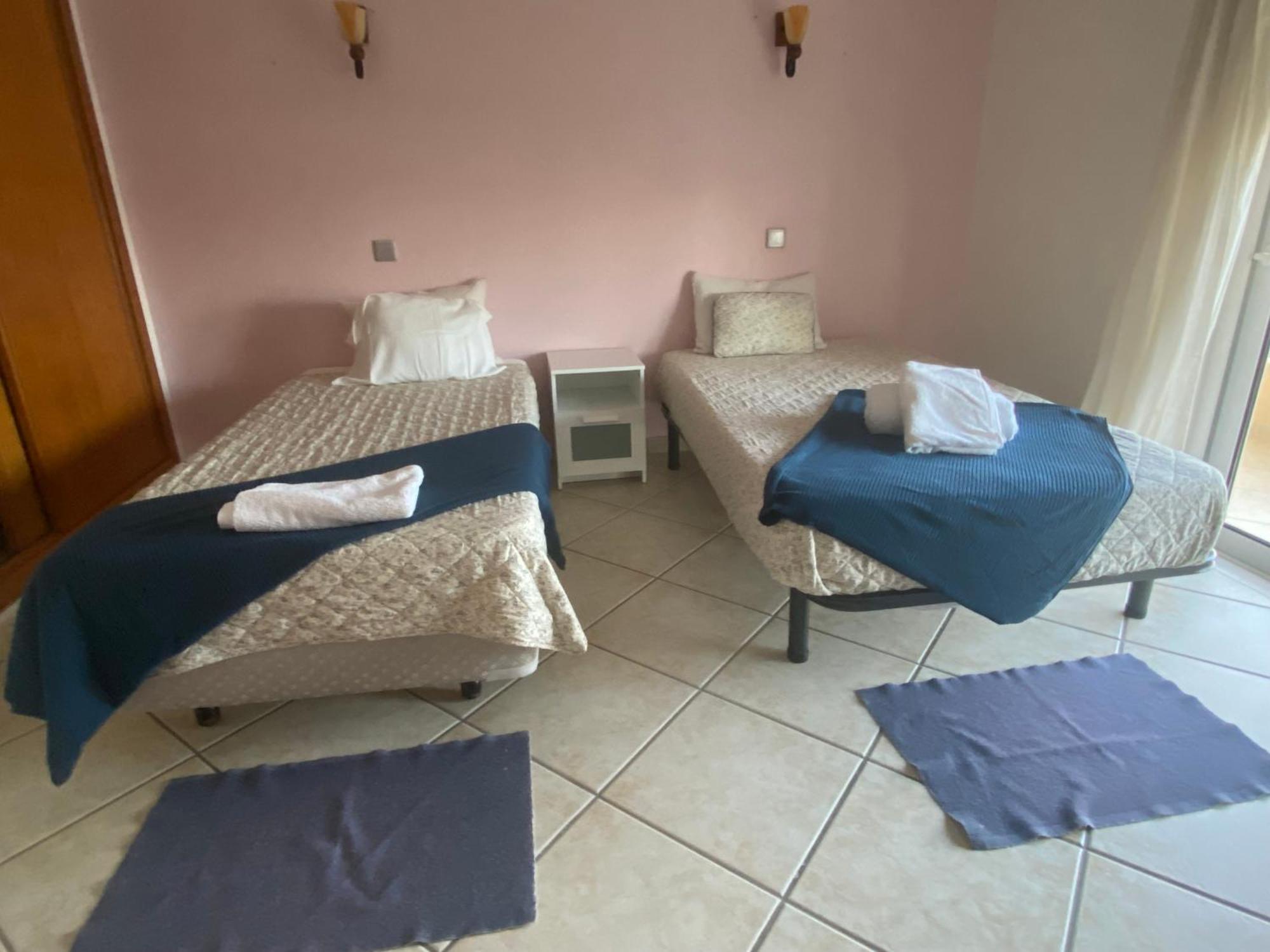 Quarto com Cama de Casal ou 2 de Solteiro e Banheiro Compartilhado