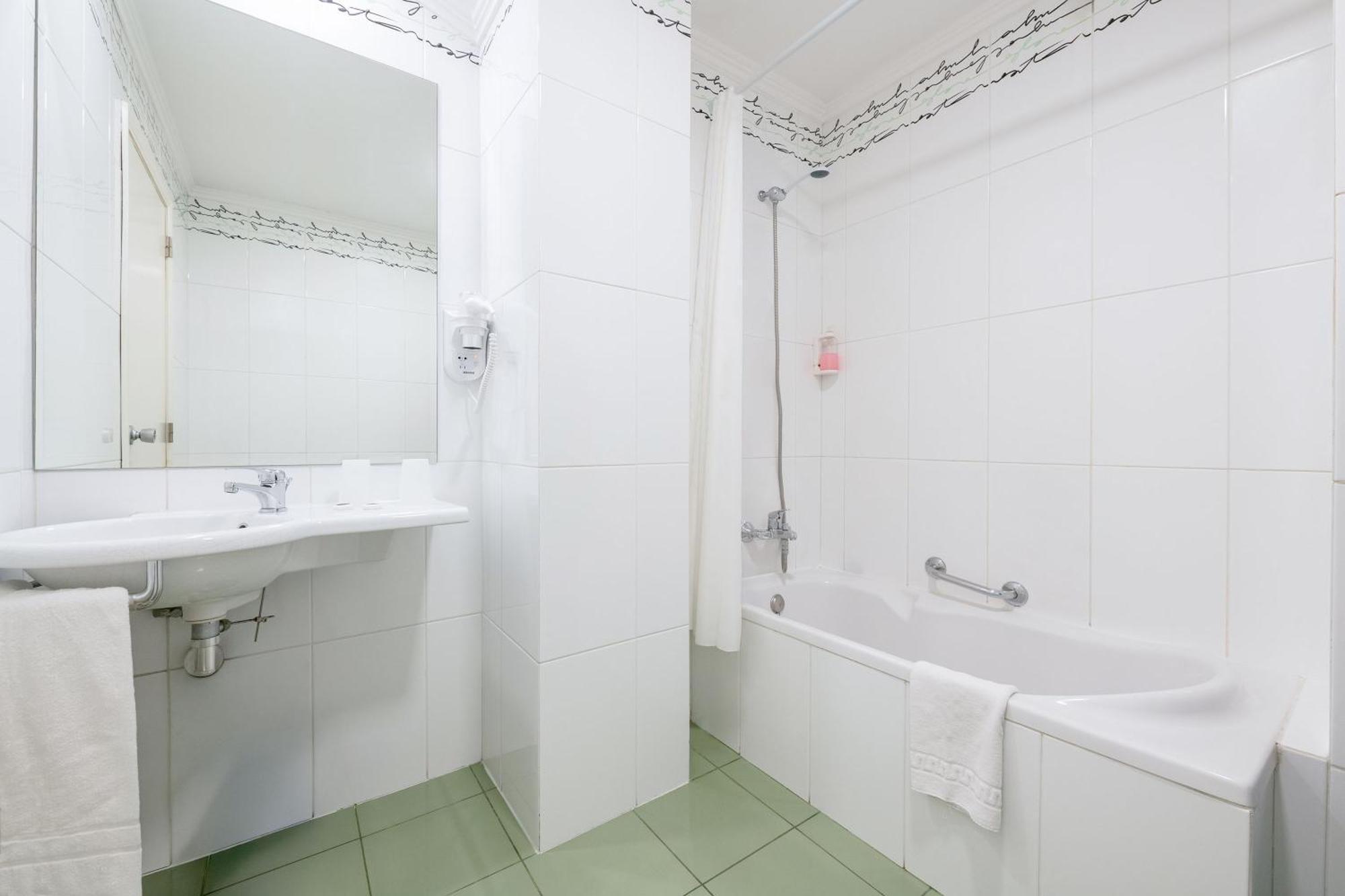 Zweibettzimmer mit Balkon