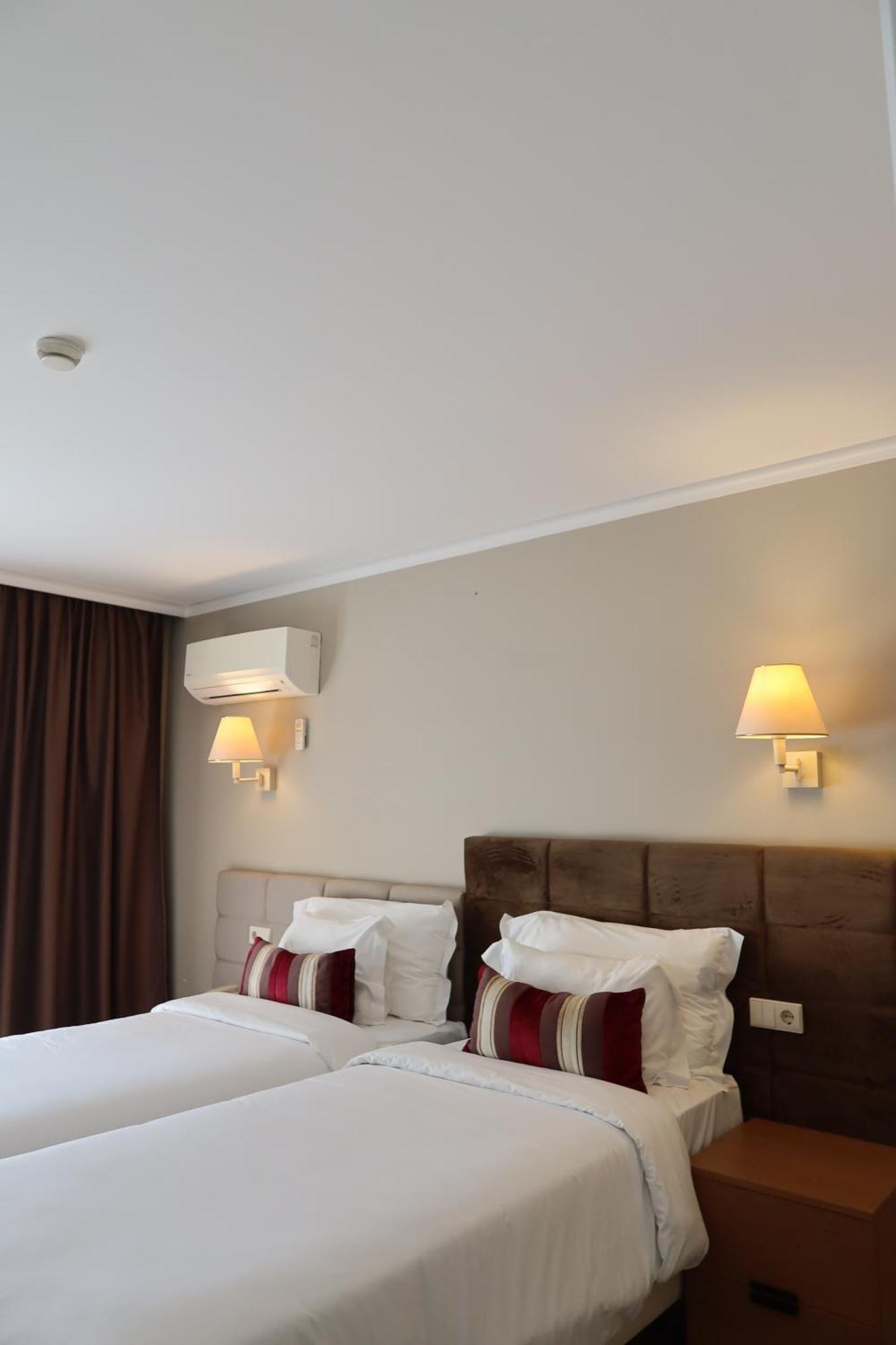 Chambre Double ou Lits Jumeaux - Vue sur Piscine