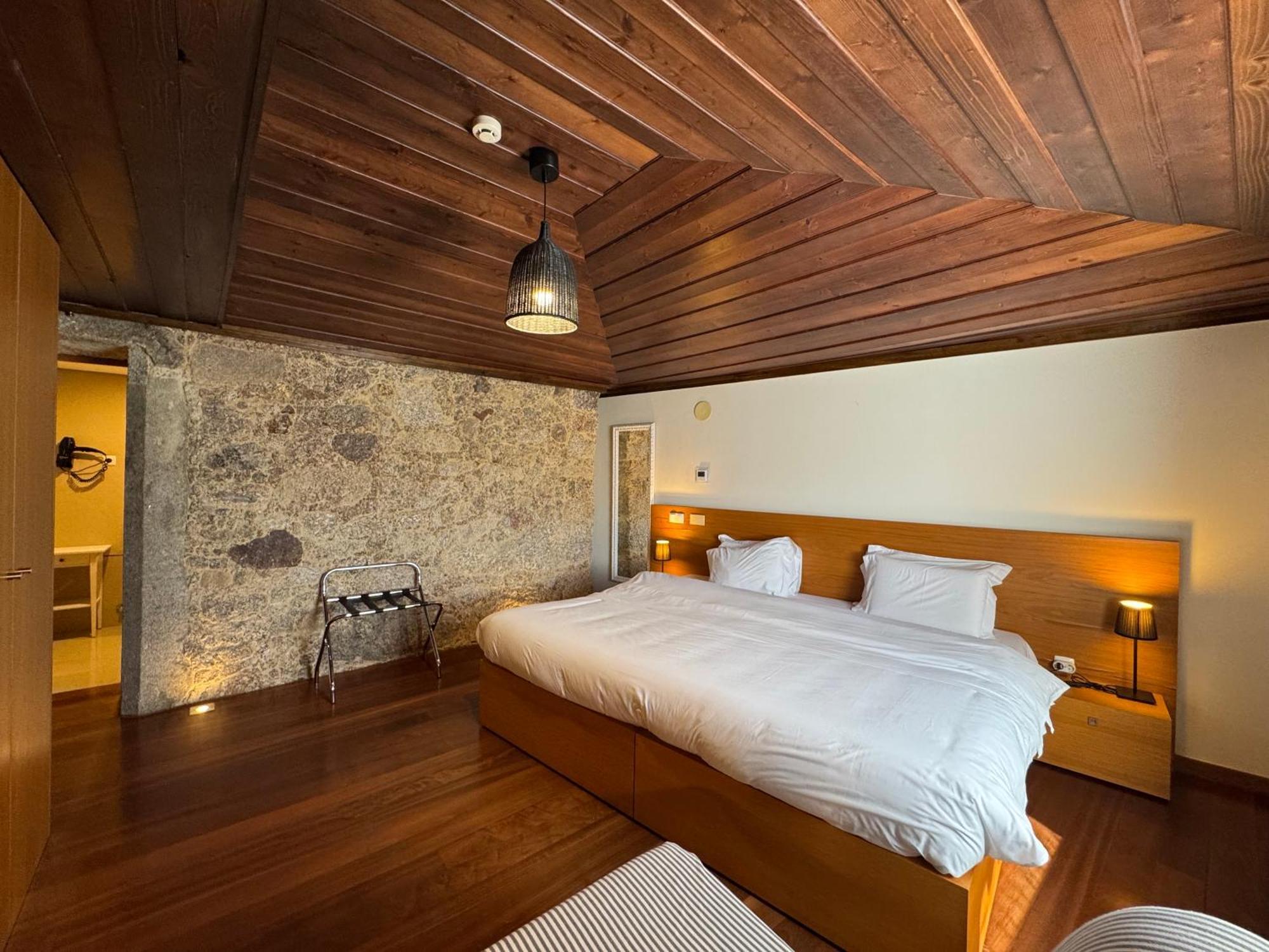 Quarto com Cama de Casal ou 2 de Solteiro com Vista da Piscina