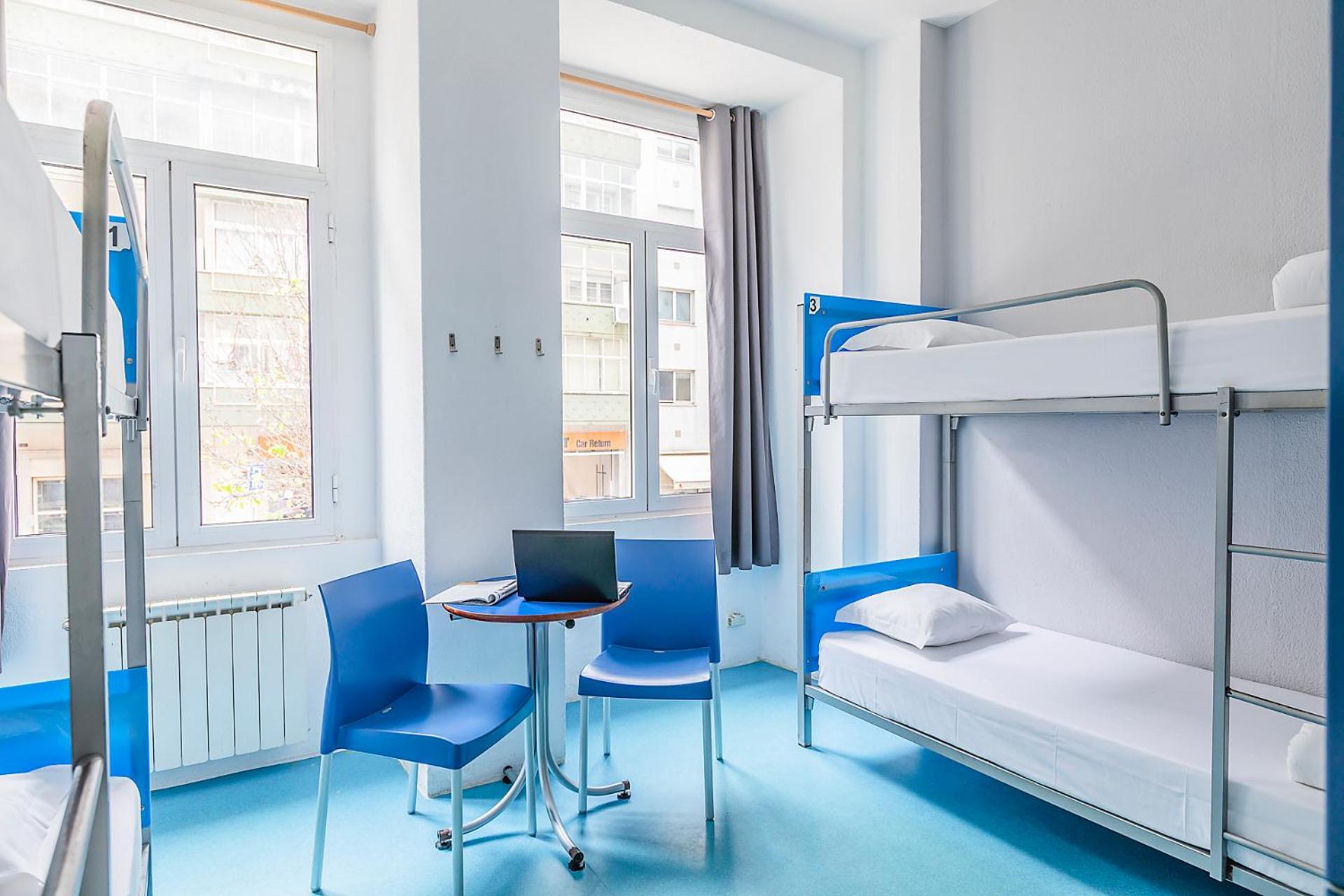 Cama en habitación femenina compartida de 4 camas
